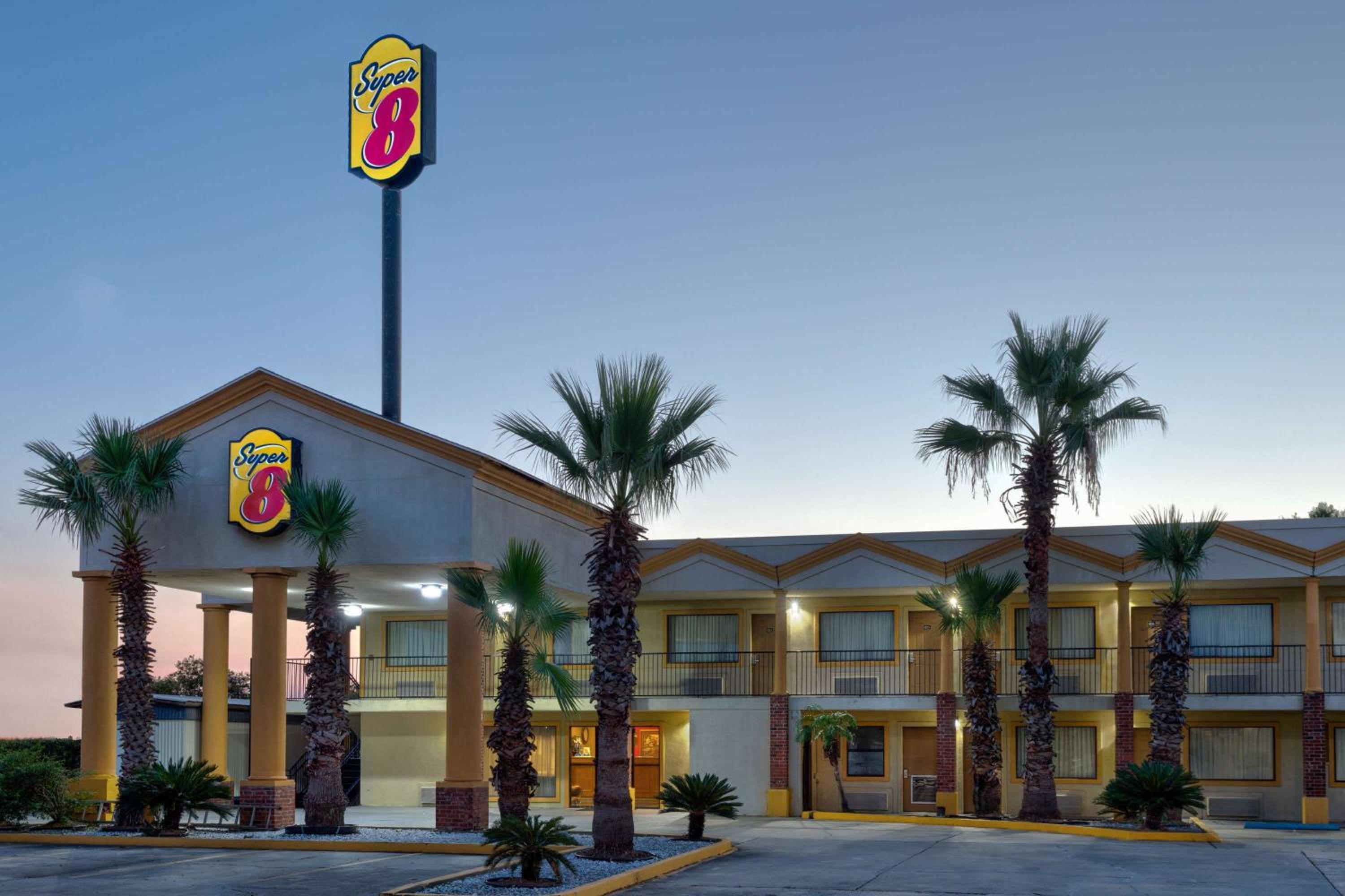 Super 8 by Wyndham Breaux Bridge view 2