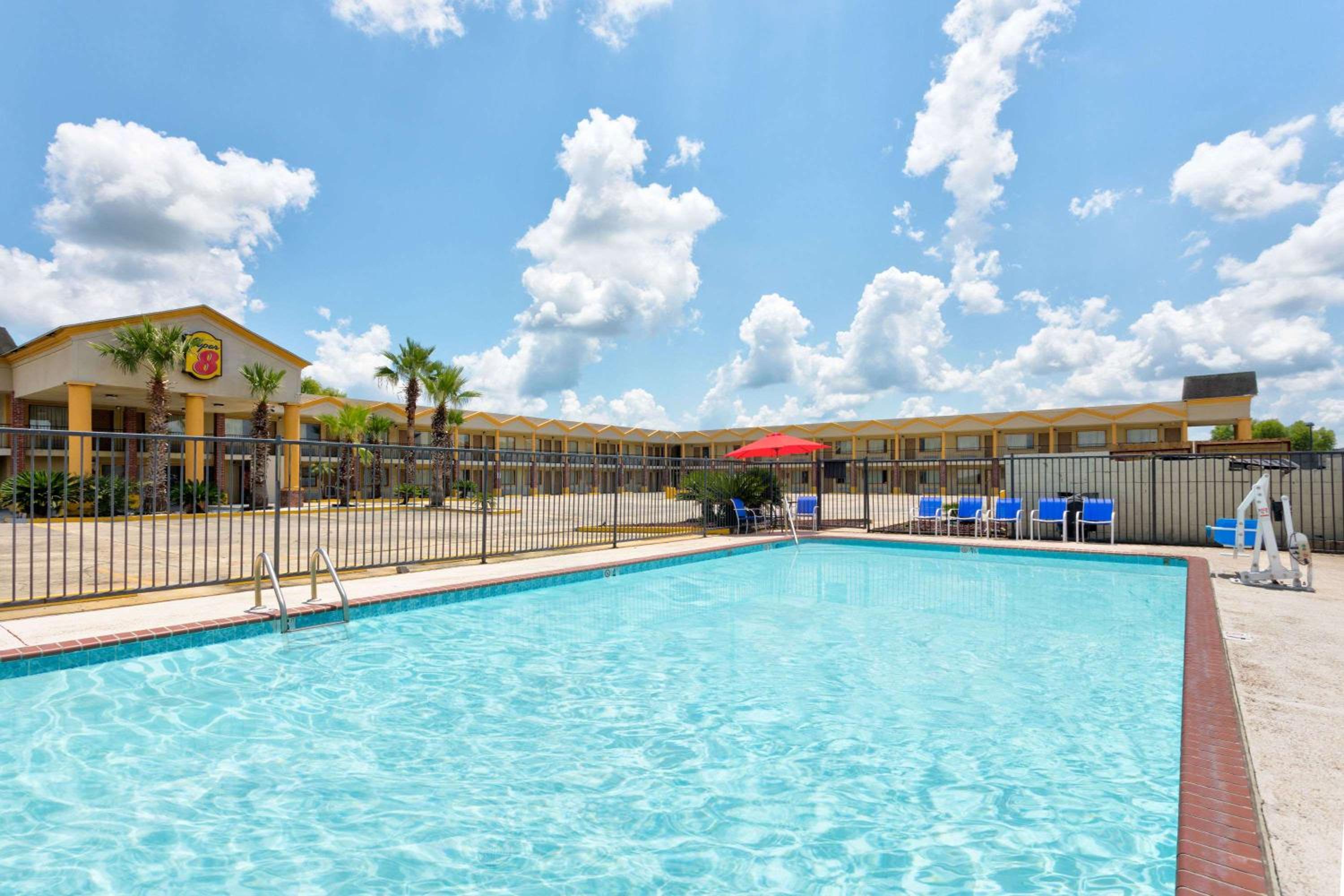 Super 8 by Wyndham Breaux Bridge view 5
