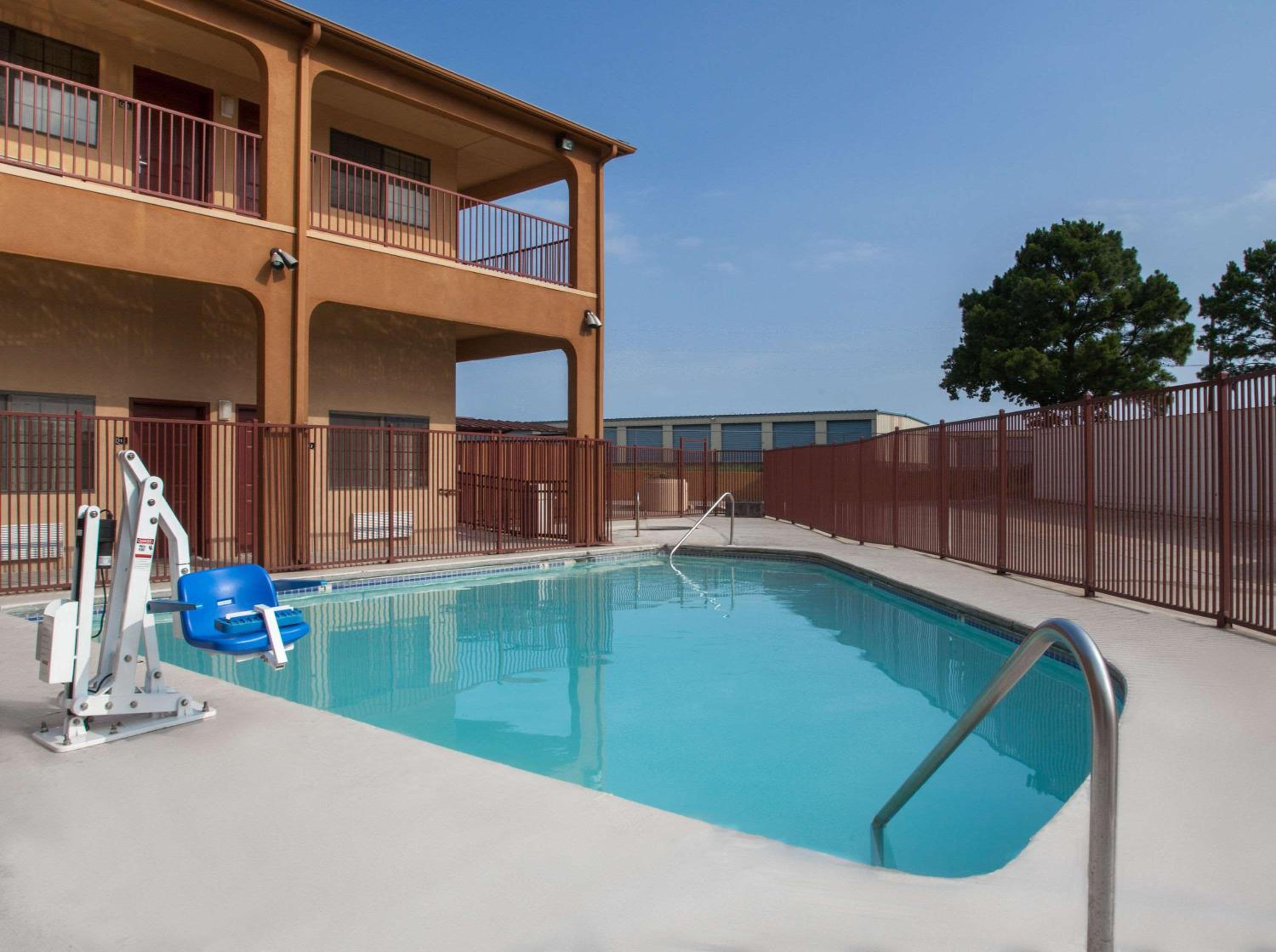 Super 8 by Wyndham Bastrop TX view 3