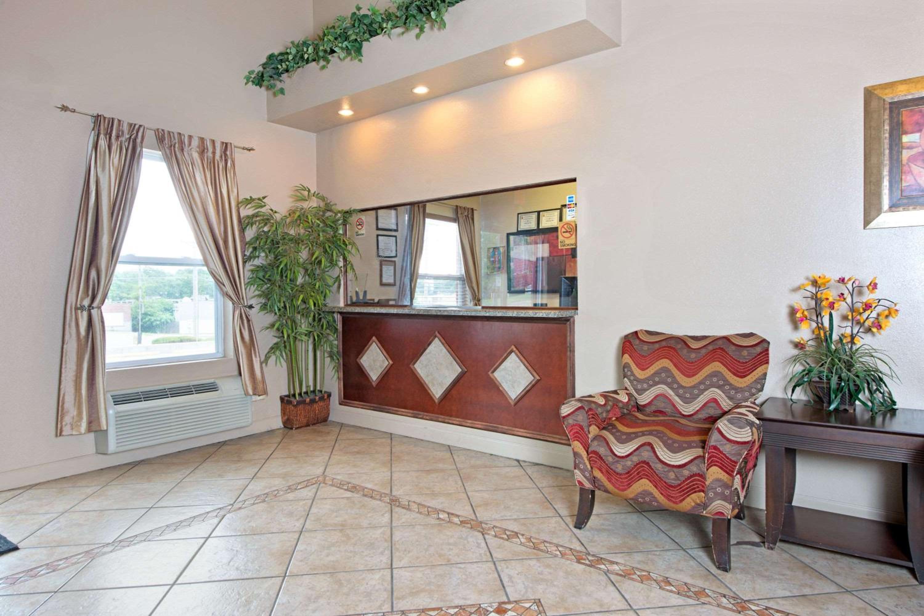 St Louis Vacations - Super 8 by Wyndham St. Louis Airport - Property Image 2