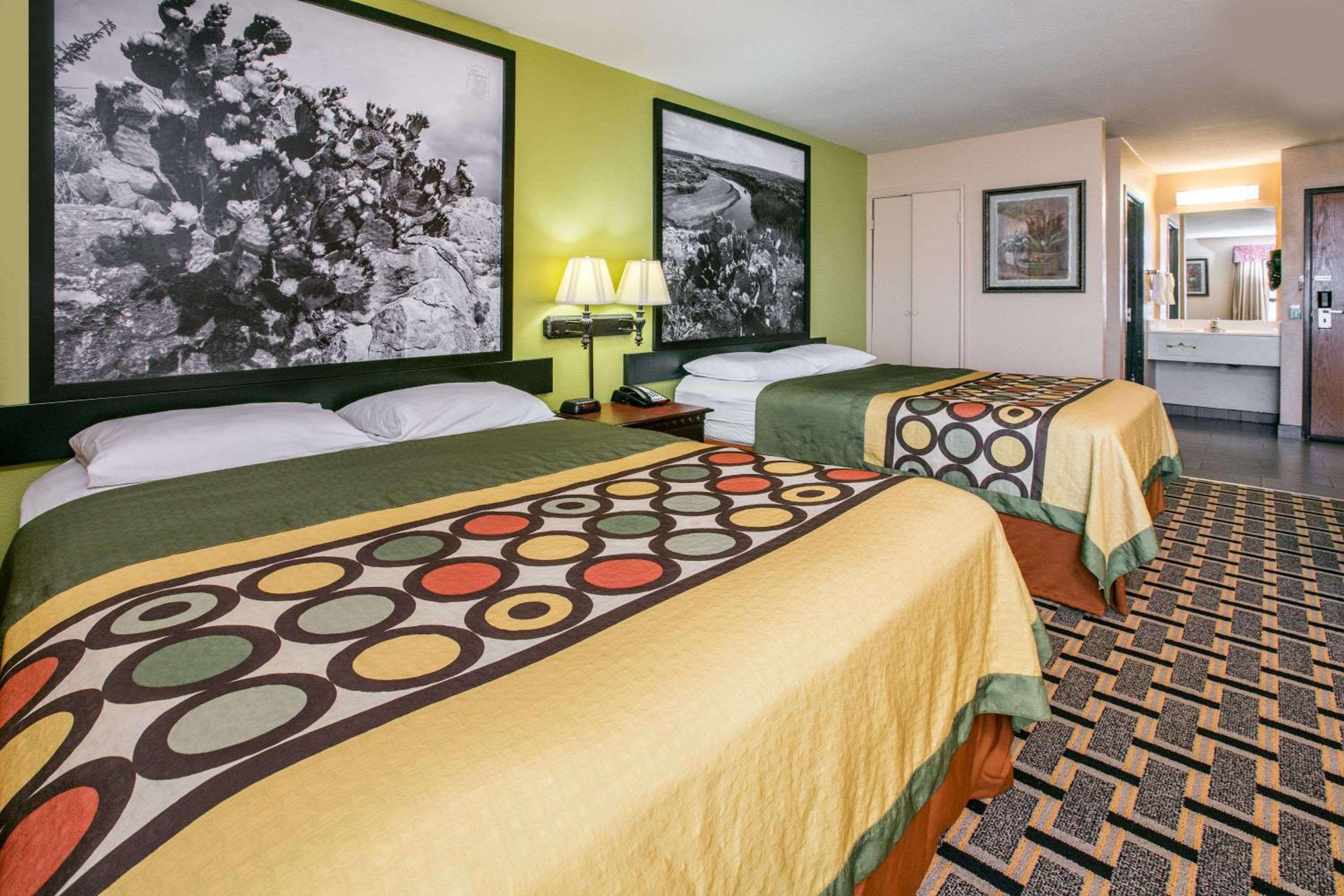 Super 8 by Wyndham Farmers Branch/North Dallas view 3