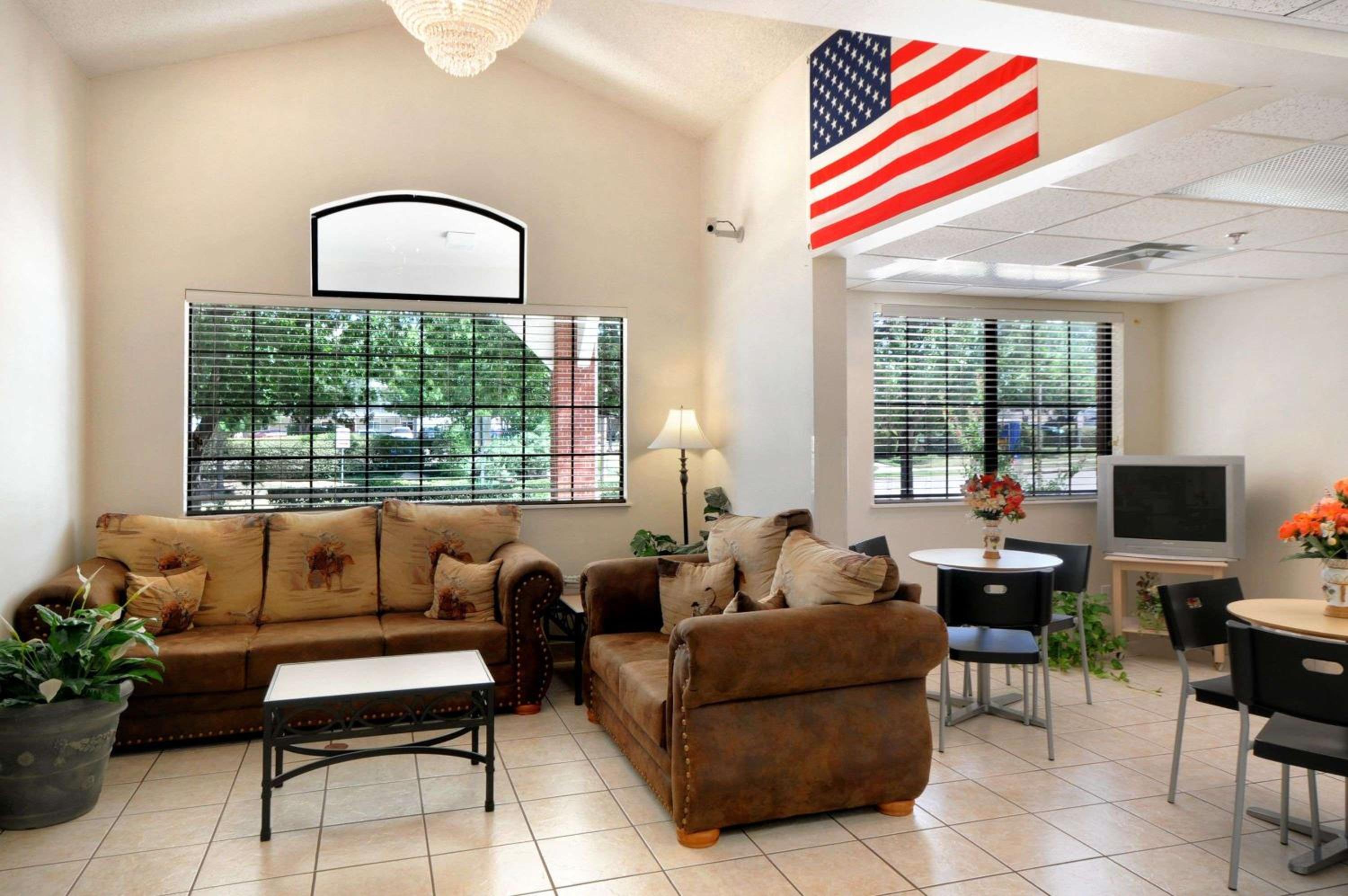 Travelodge by Wyndham Arlington/Dallas Area