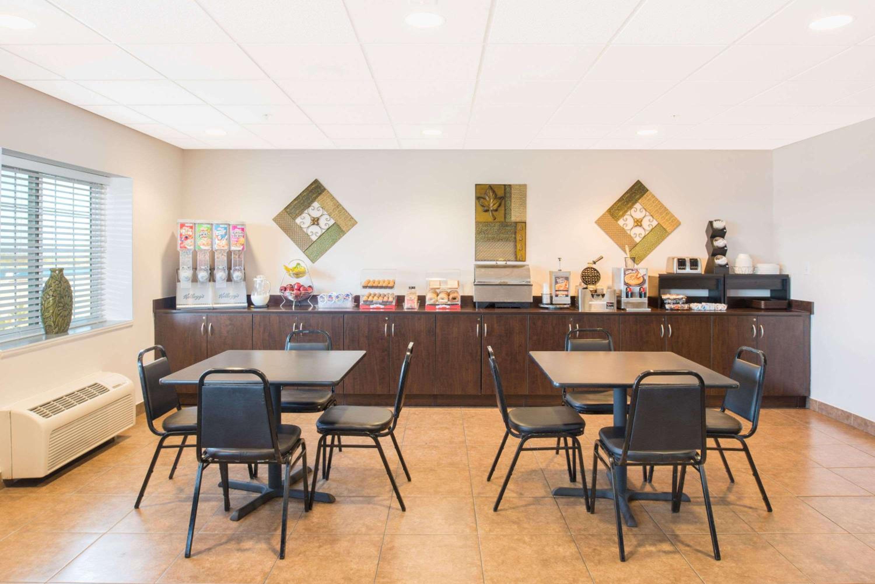 Quincy Vacations - Microtel Inn  Suites by Wyndham Quincy Downtown - River Area - Property Image 4