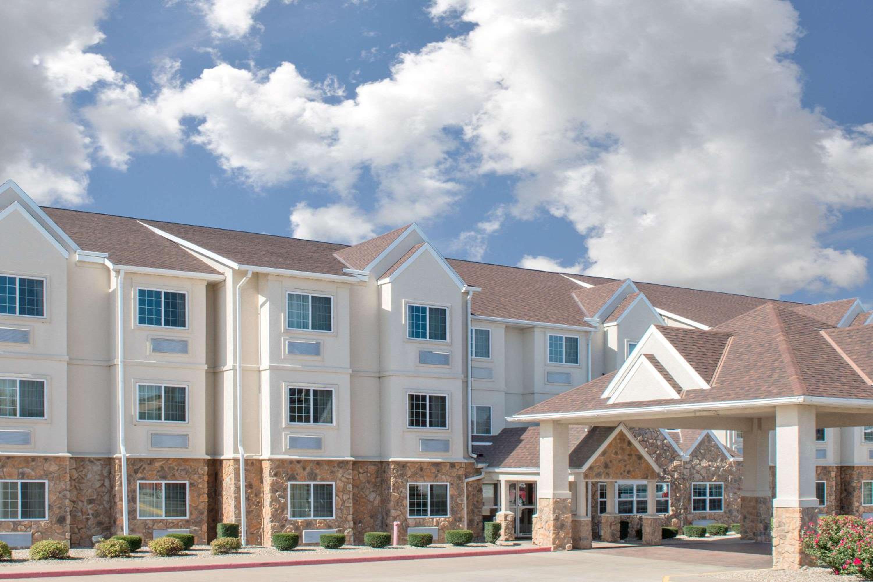 Quincy Vacations - Microtel Inn  Suites by Wyndham Quincy Downtown - River Area - Property Image 1