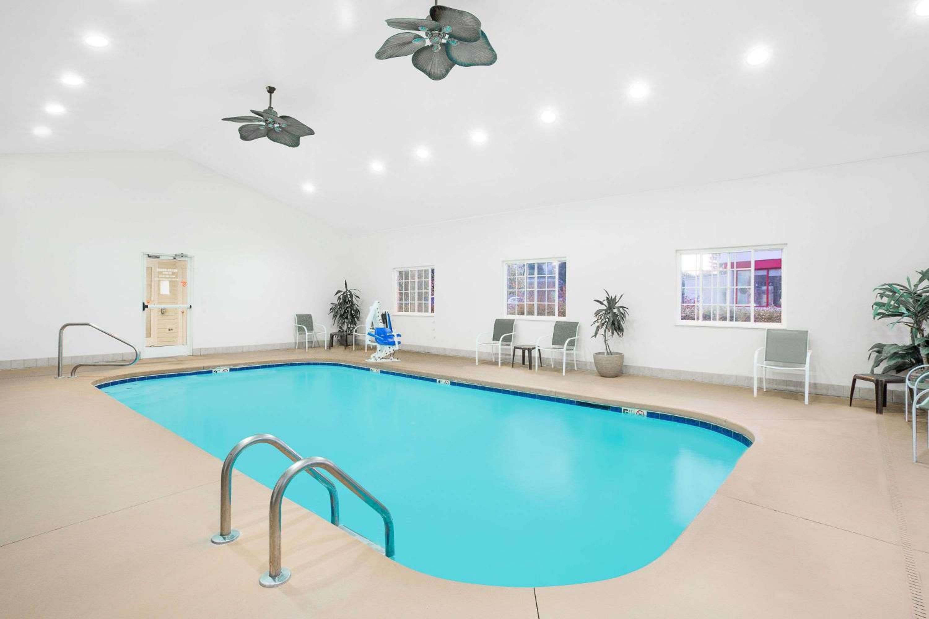 Beckley Vacations - Microtel Inn  Suites Beckley East - Property Image 9