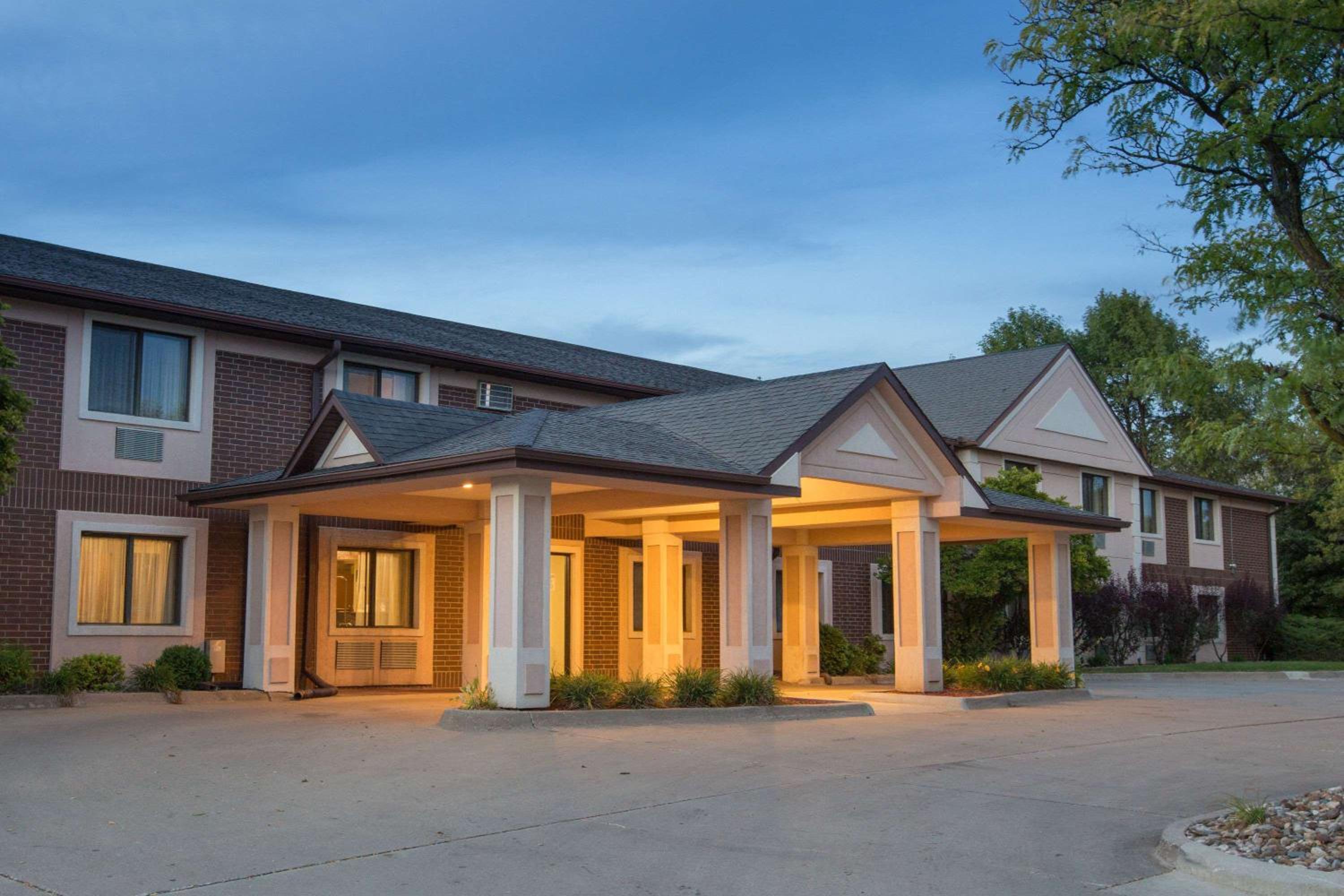 Des Moines Vacations - Super 8 by Wyndham Clive IA - Property Image 1