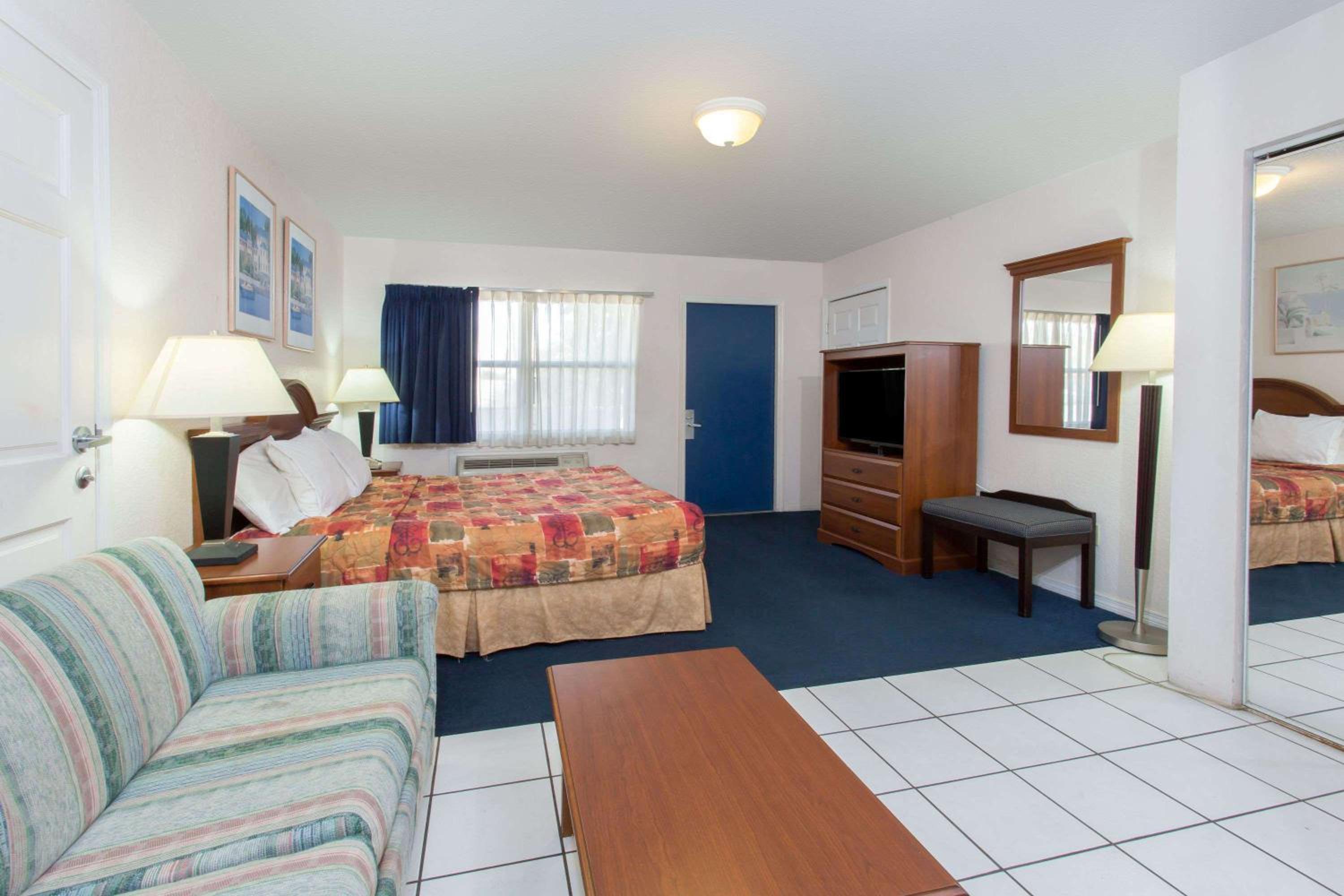 Knights Inn Arcadia - Property Image 3