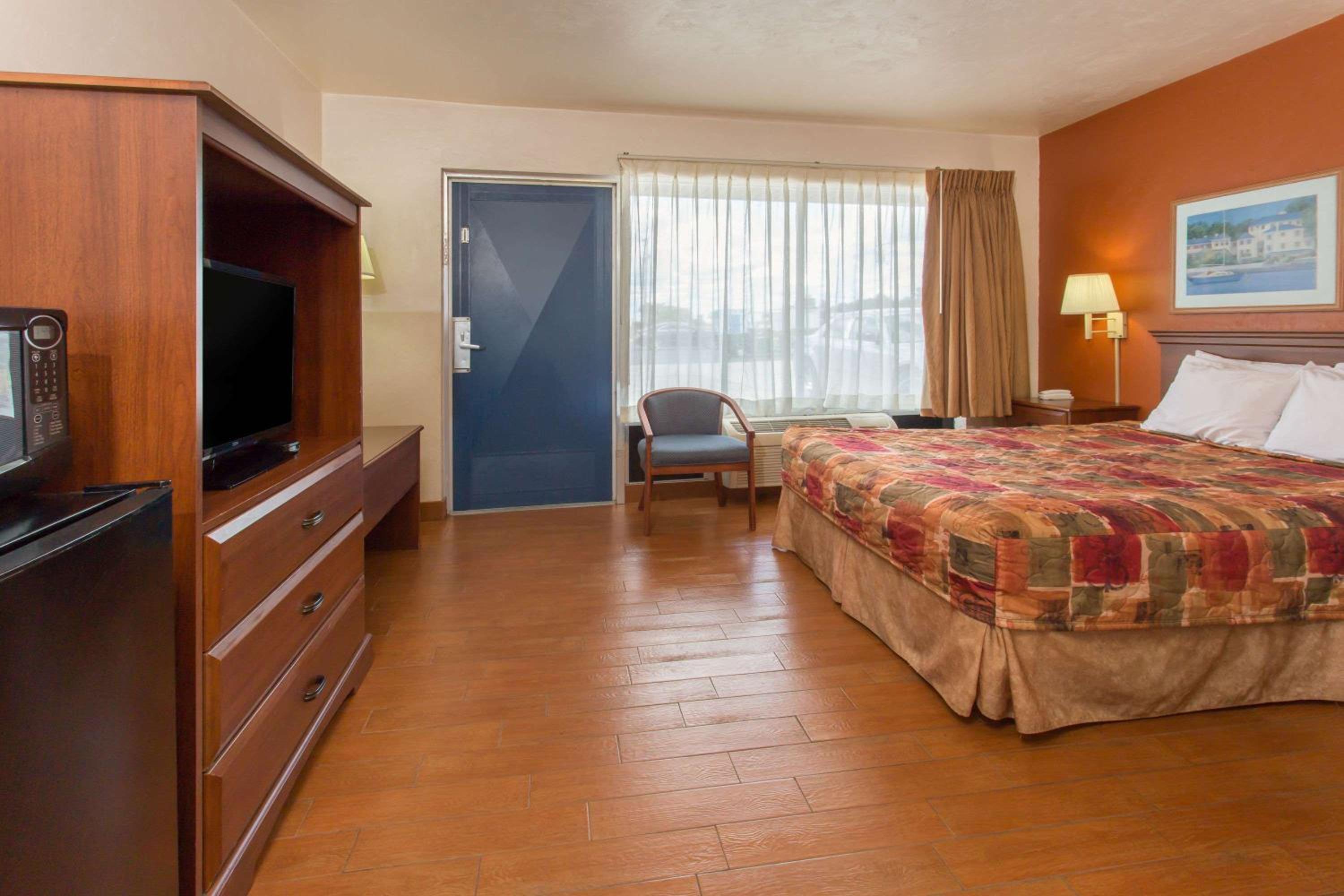 Knights Inn Arcadia - Property Image 5