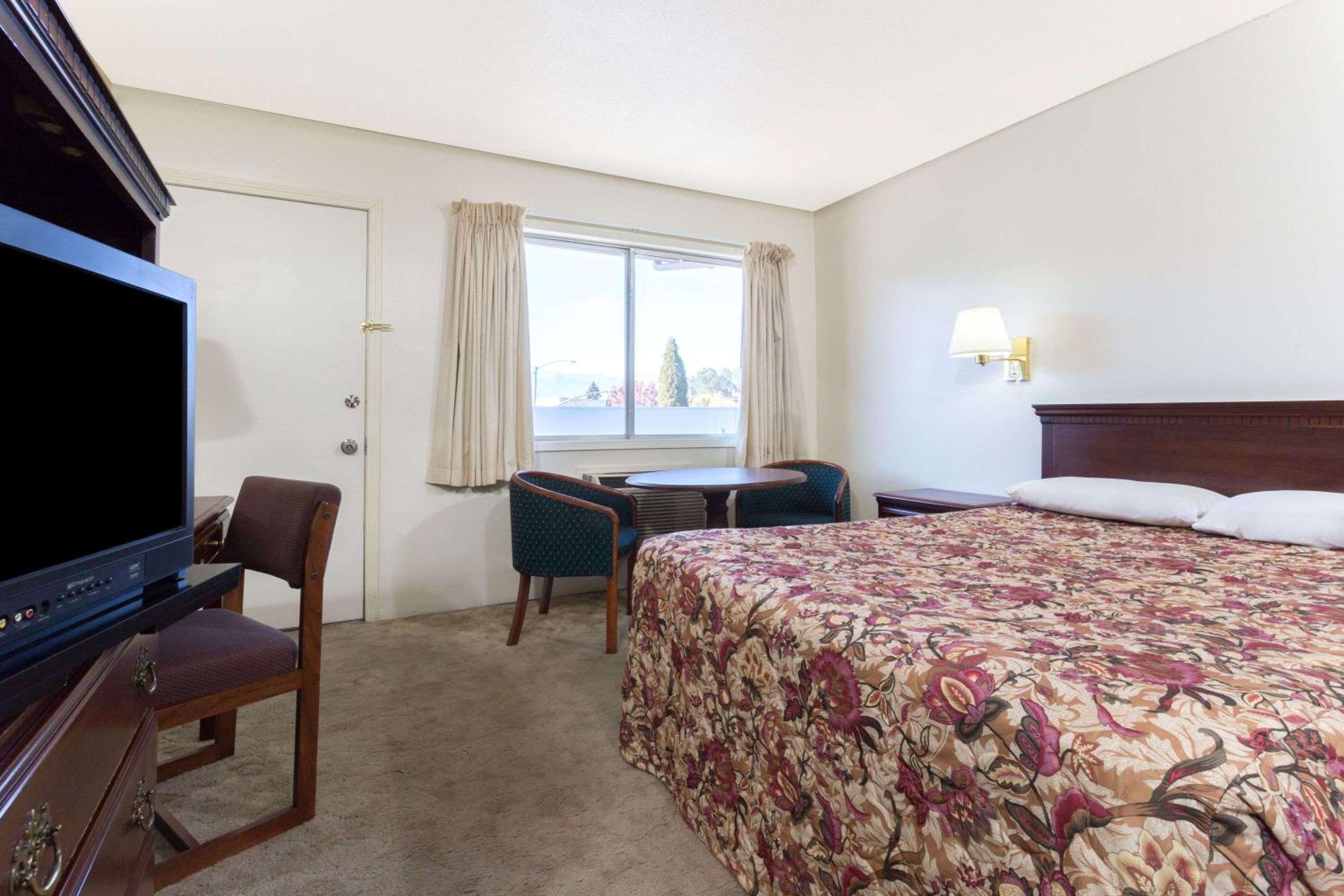 Baker City Vacations - Knights Inn - Baker City - Property Image 3
