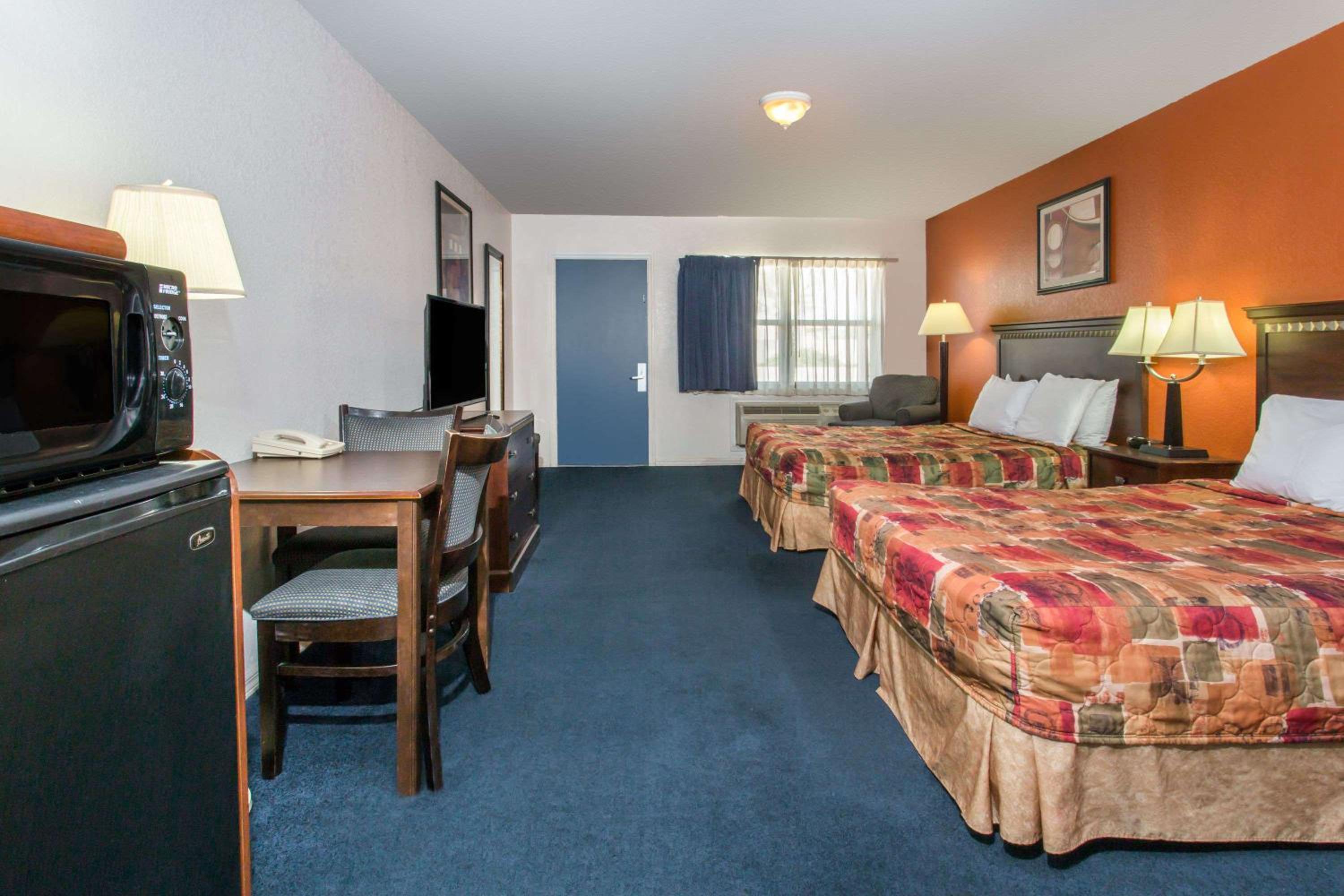 Knights Inn Arcadia - Property Image 9