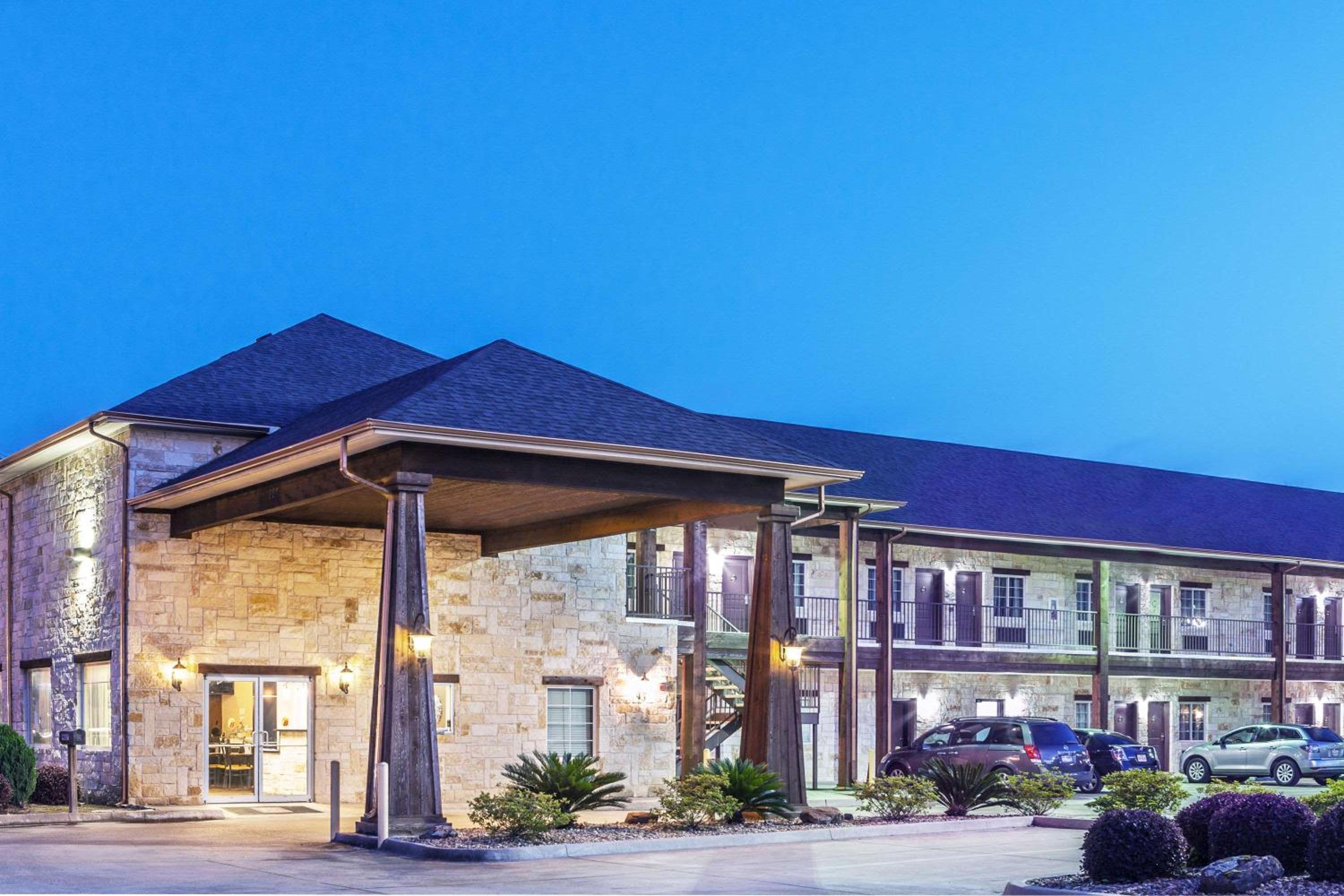 Super 8 by Wyndham Center view 4