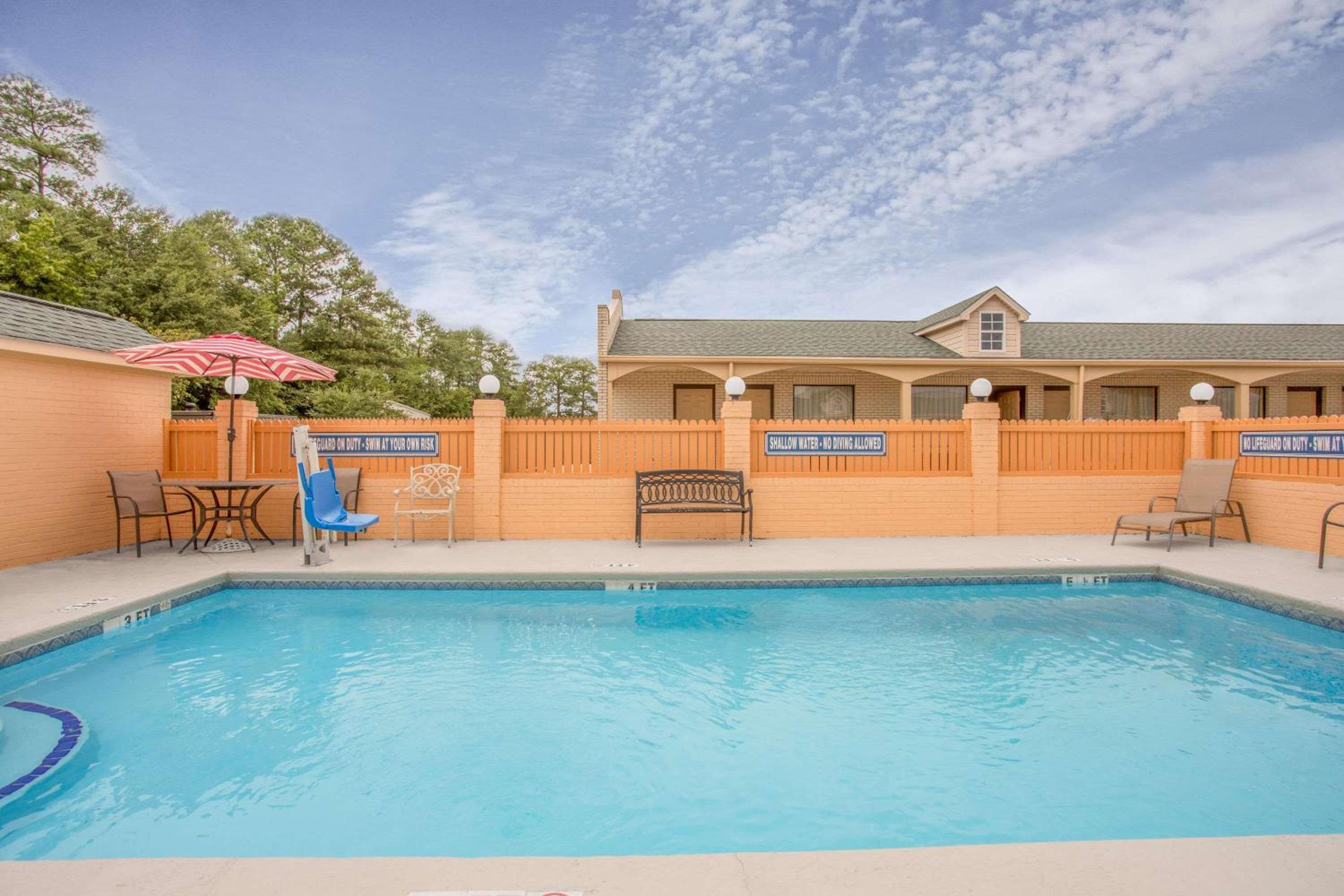 Super 8 by Wyndham Sumter view 5