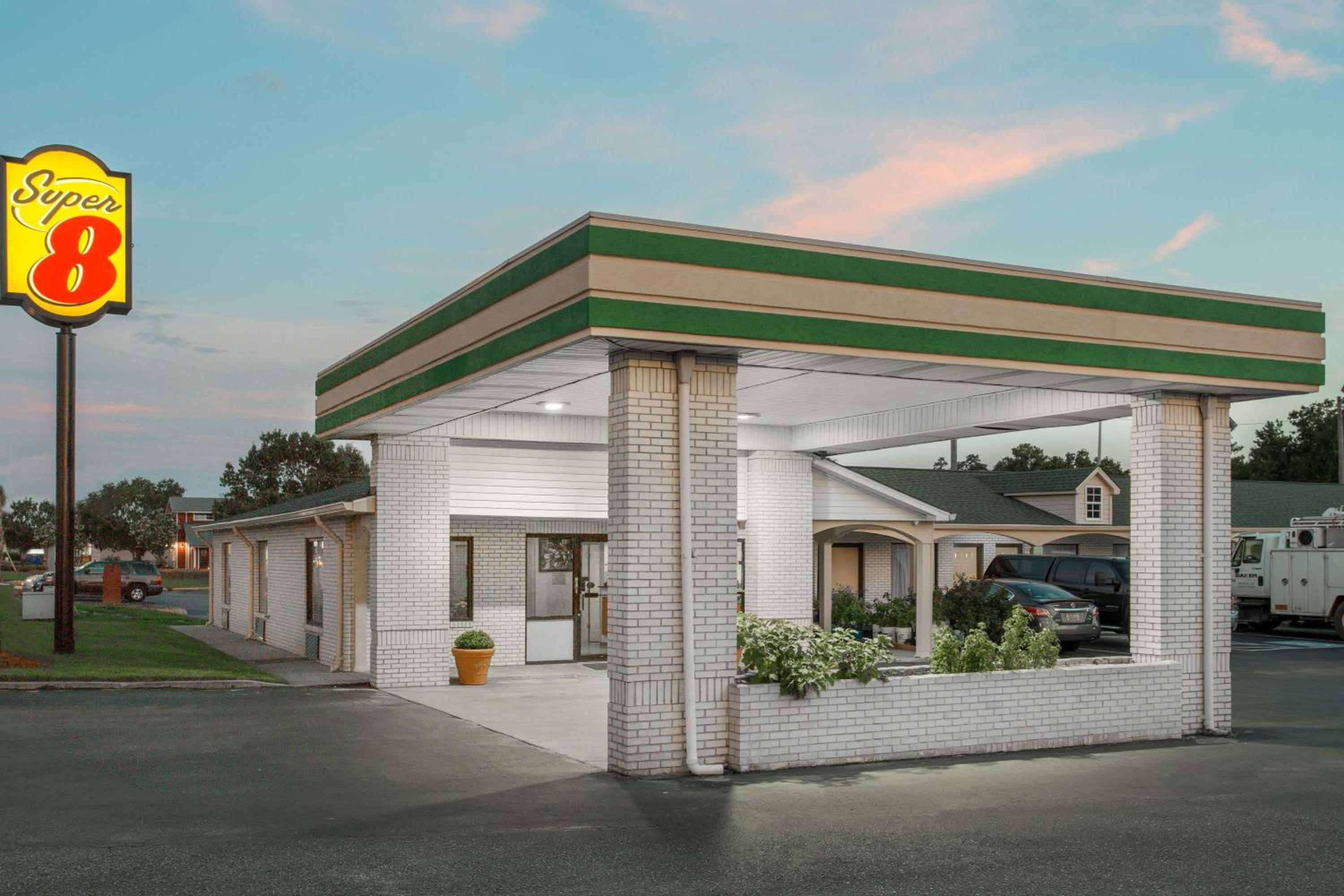Super 8 by Wyndham Sumter view 2