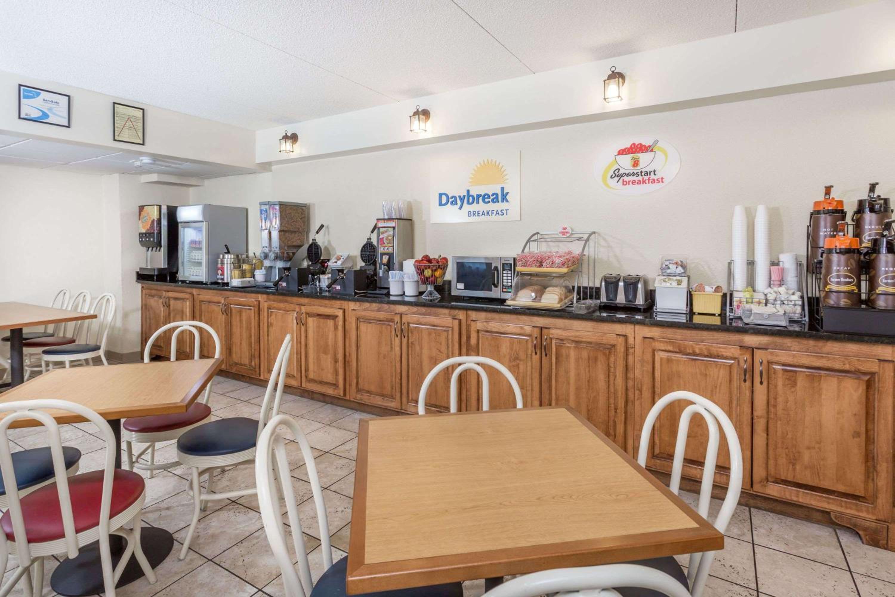 Valdosta Vacations - Super 8 by Wyndham Valdosta Mall - Property Image 27