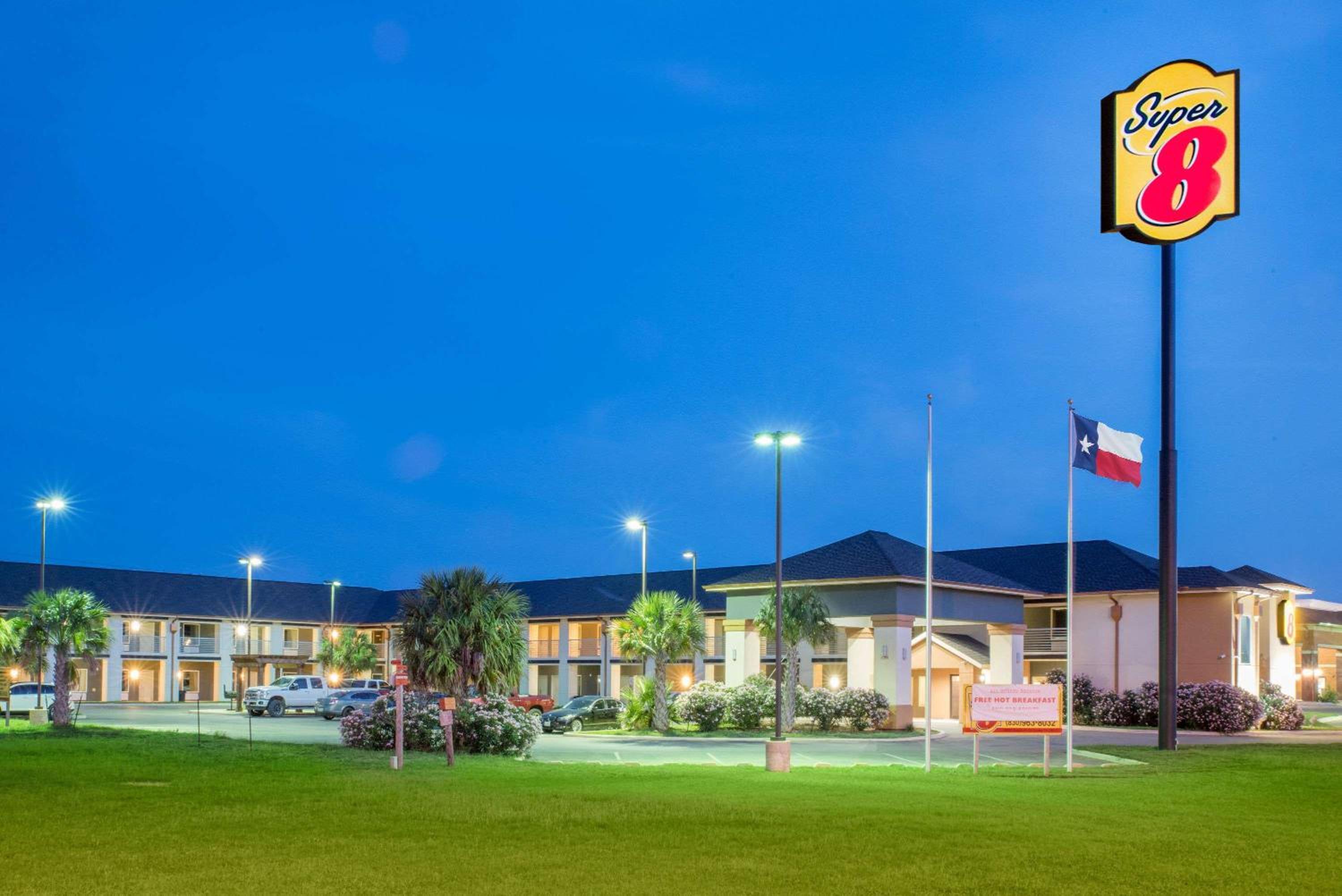 Super 8 by Wyndham Dilley TX view 2