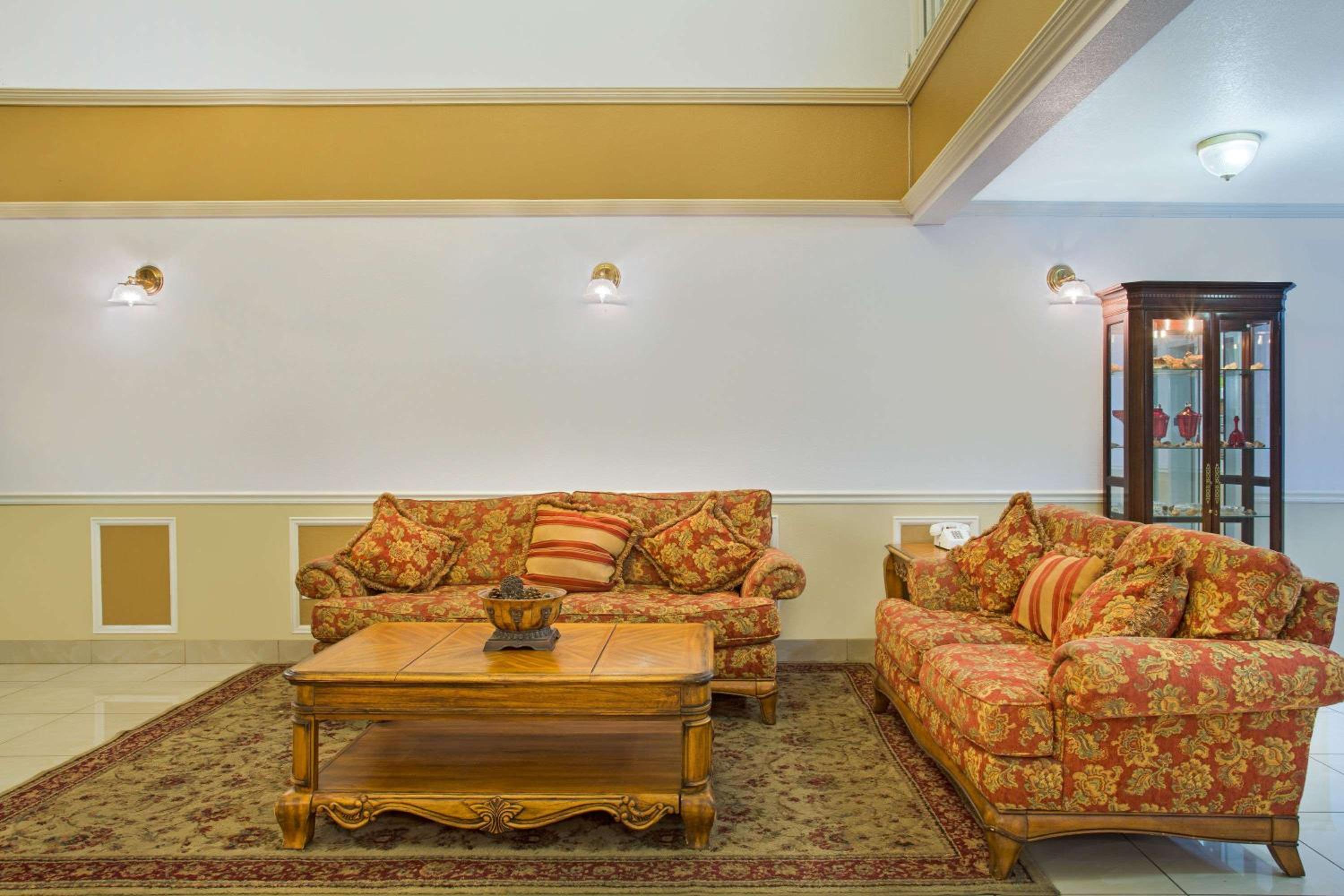 Miscellaneous Market Vacations - Super 8 by Wyndham Oroville - Property Image 2