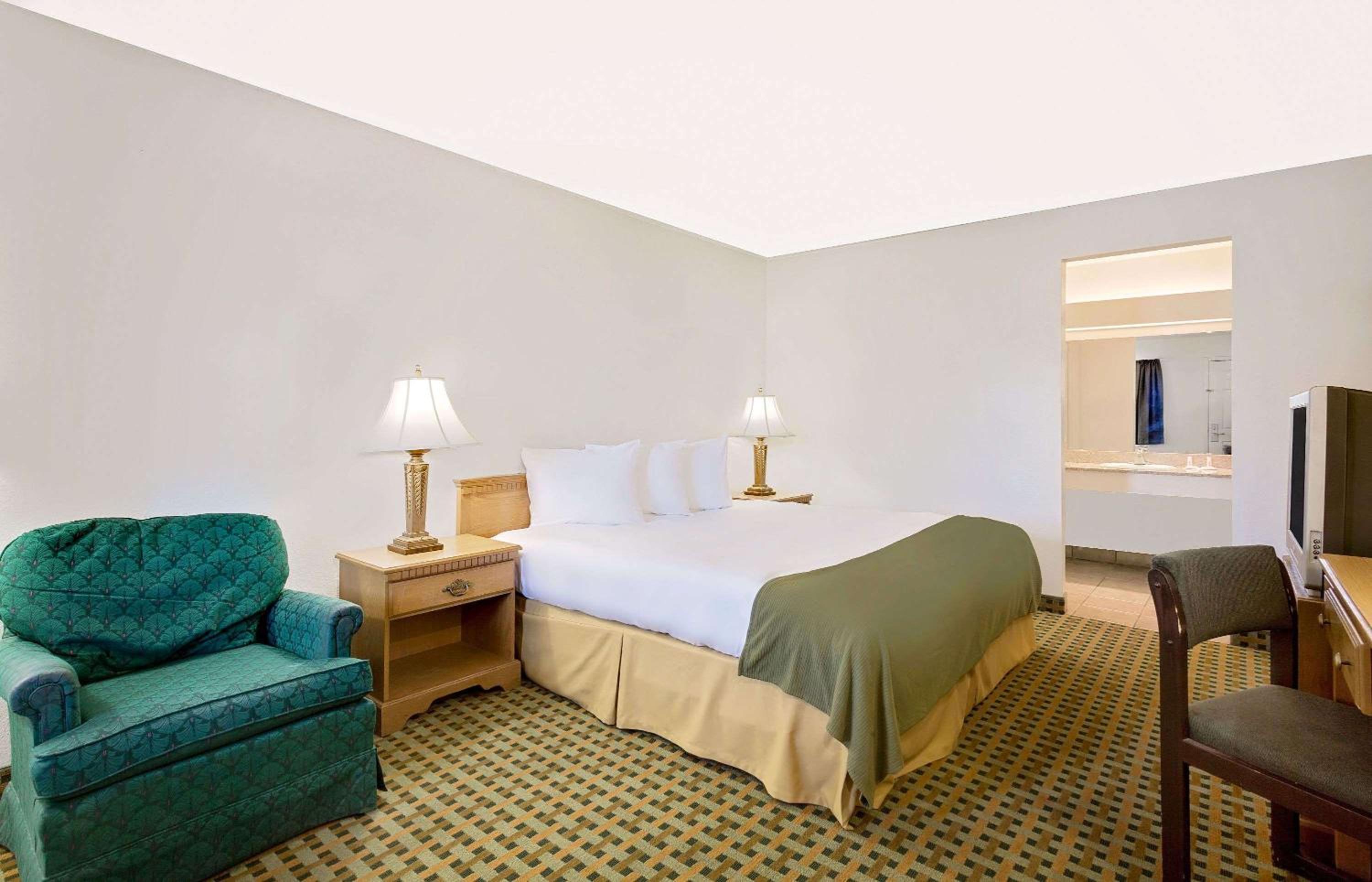Kingman Vacations - Silver Queen Inn - Property Image 7