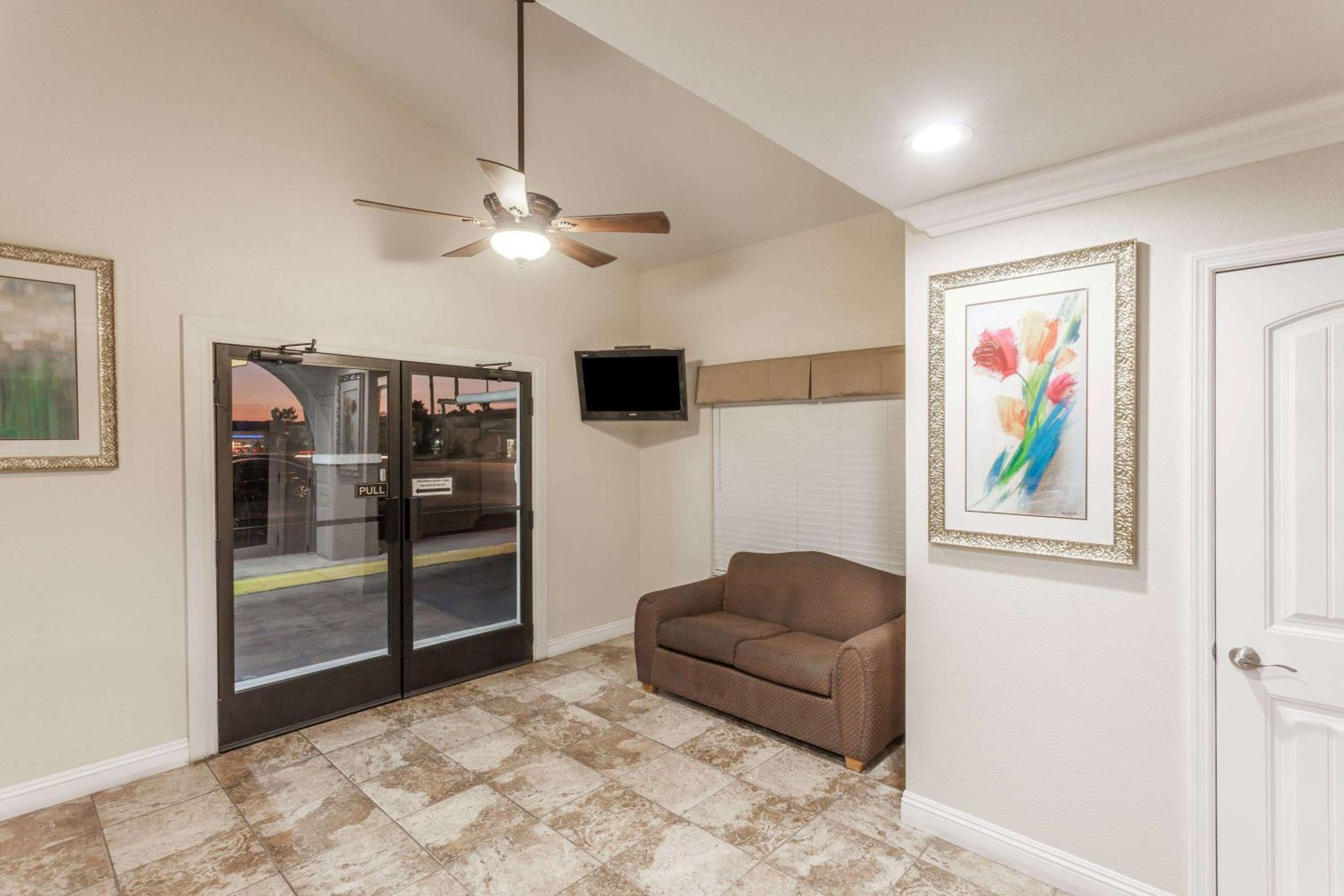Hemet Vacations - Travelodge by Wyndham Hemet CA - Property Image 2