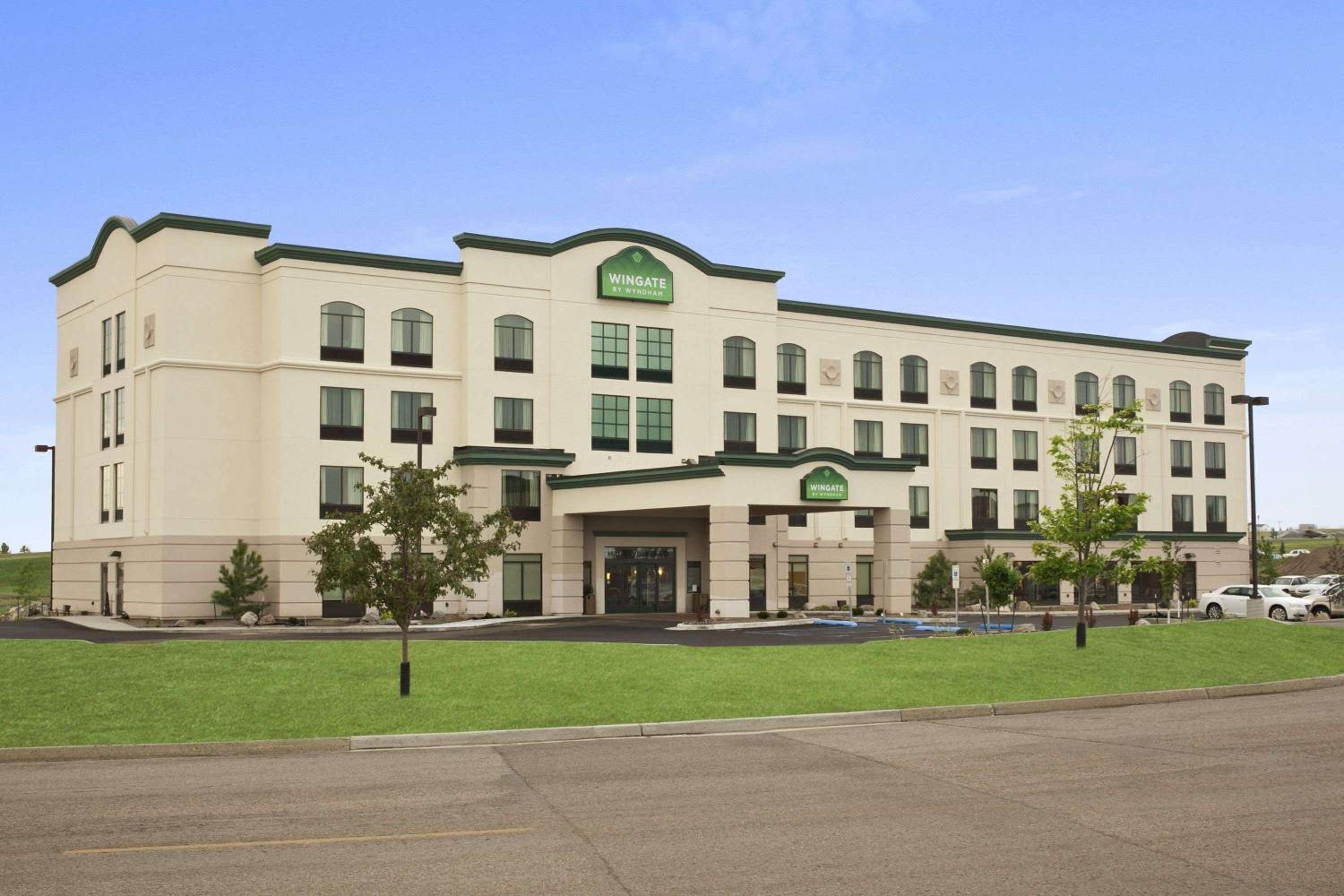 Hotel Wingate by Wyndham - Bismarck - Image 1