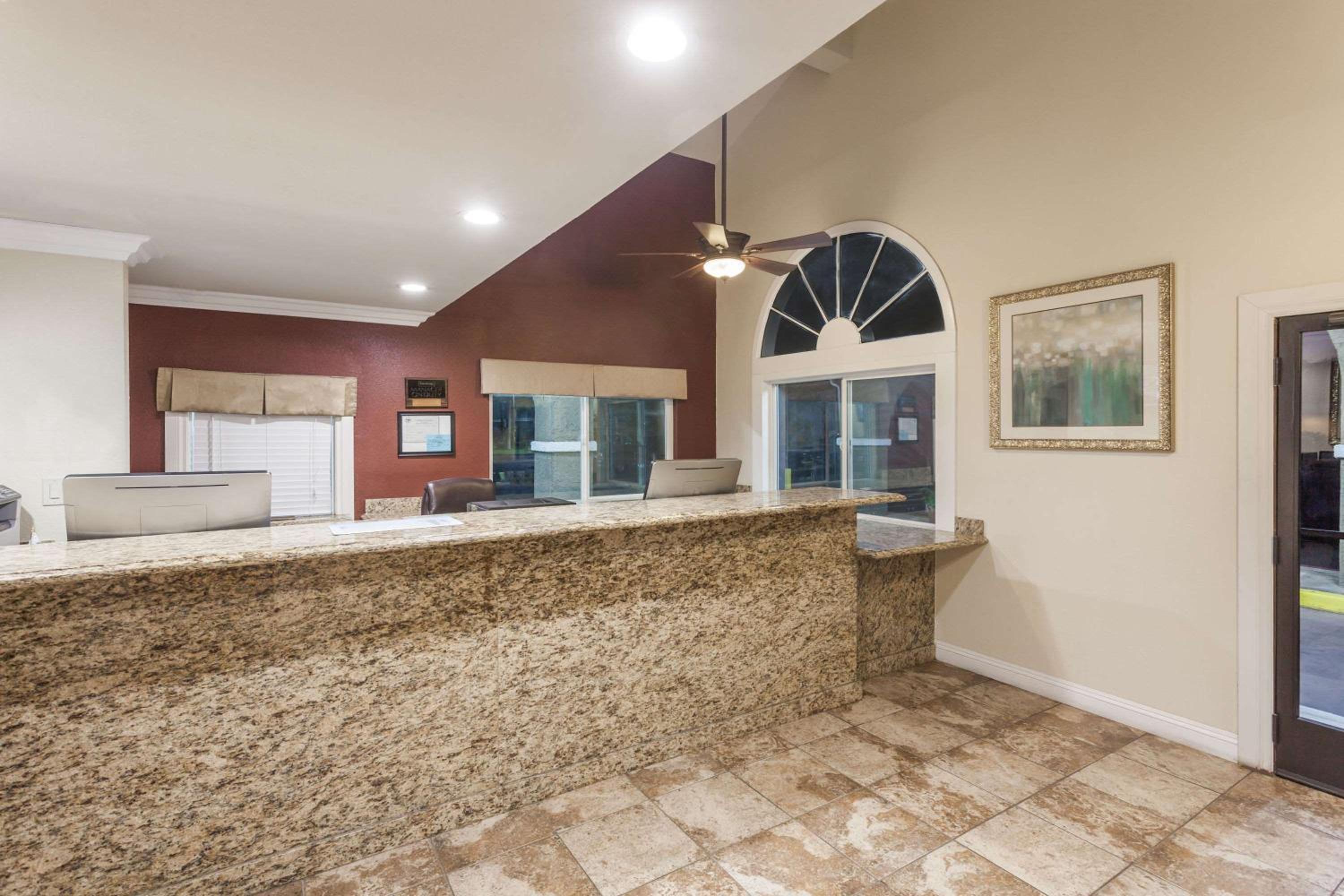Hemet Vacations - Travelodge by Wyndham Hemet CA - Property Image 3