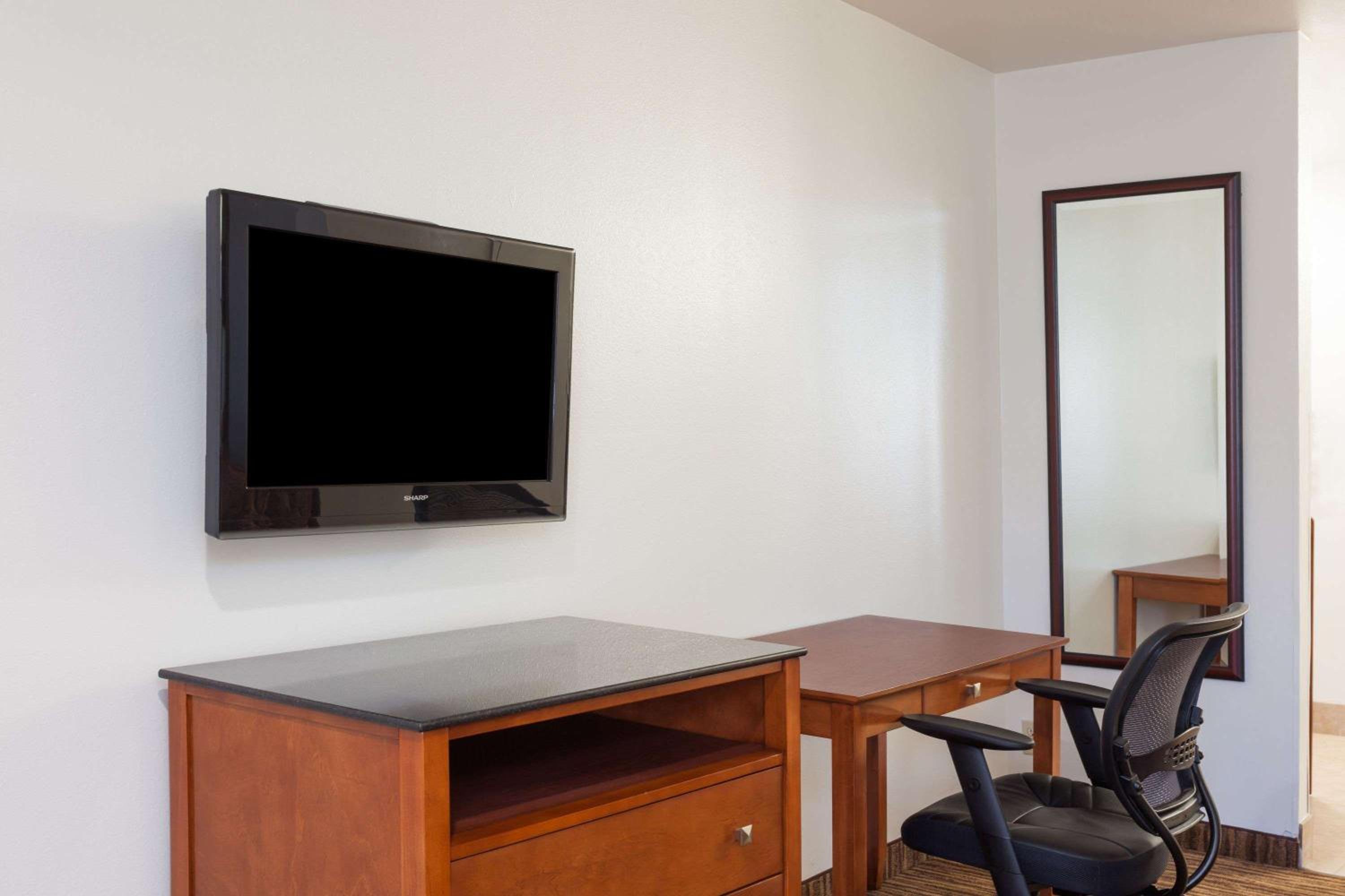 Hemet Vacations - Travelodge by Wyndham Hemet CA - Property Image 9