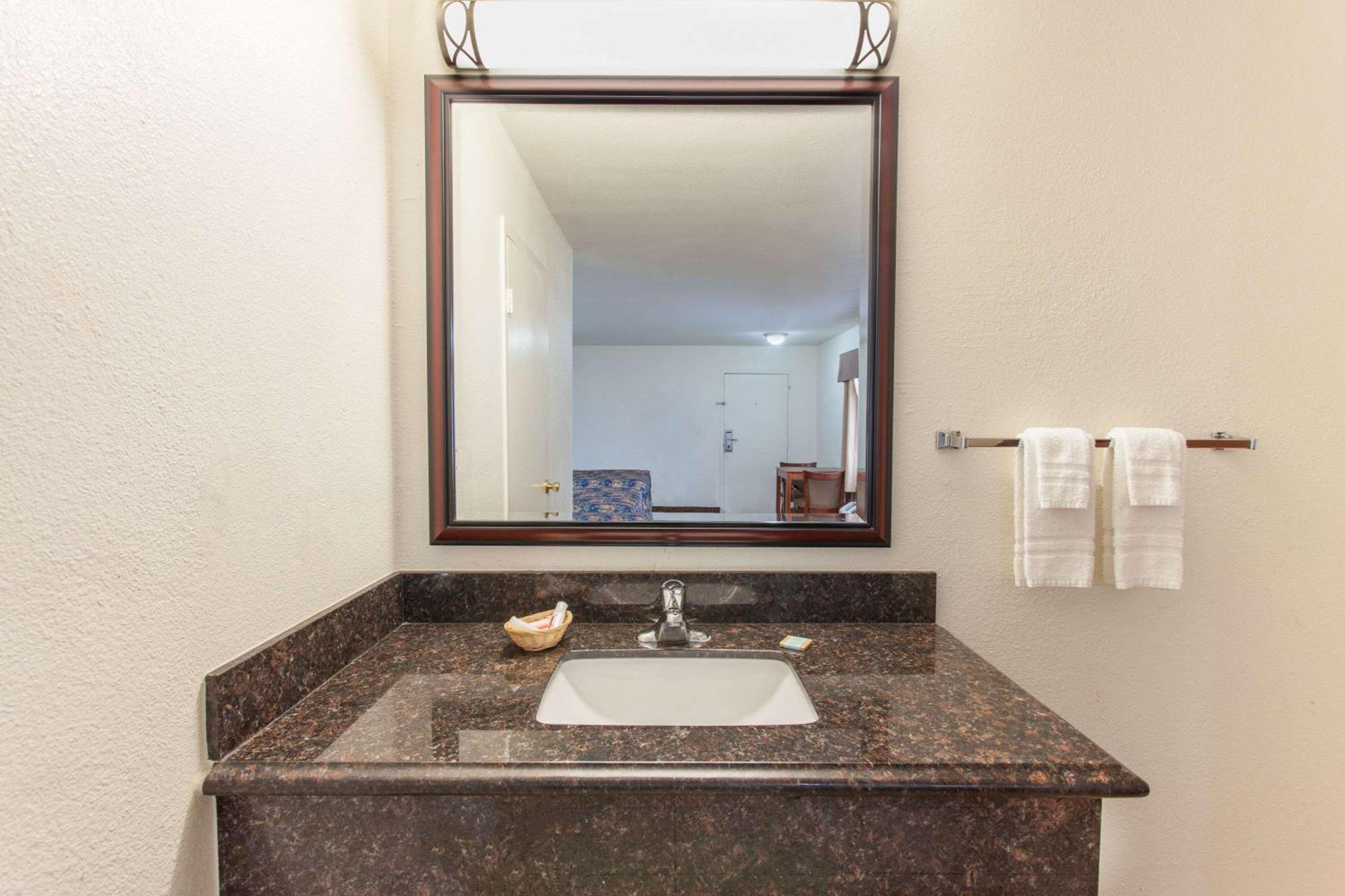 Hemet Vacations - Travelodge by Wyndham Hemet CA - Property Image 11