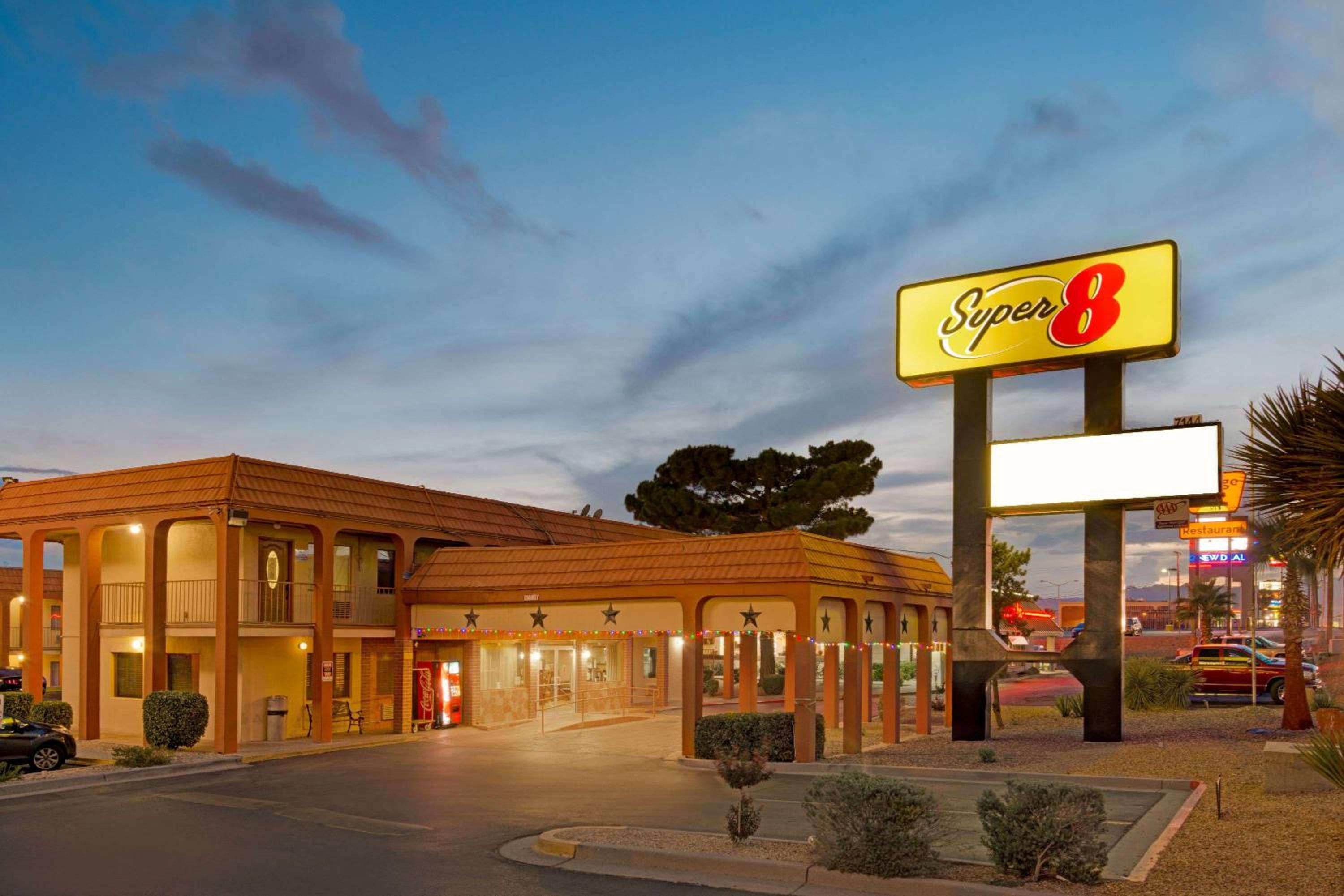 Hotel Super 8 by Wyndham El Paso Airport - Image 1