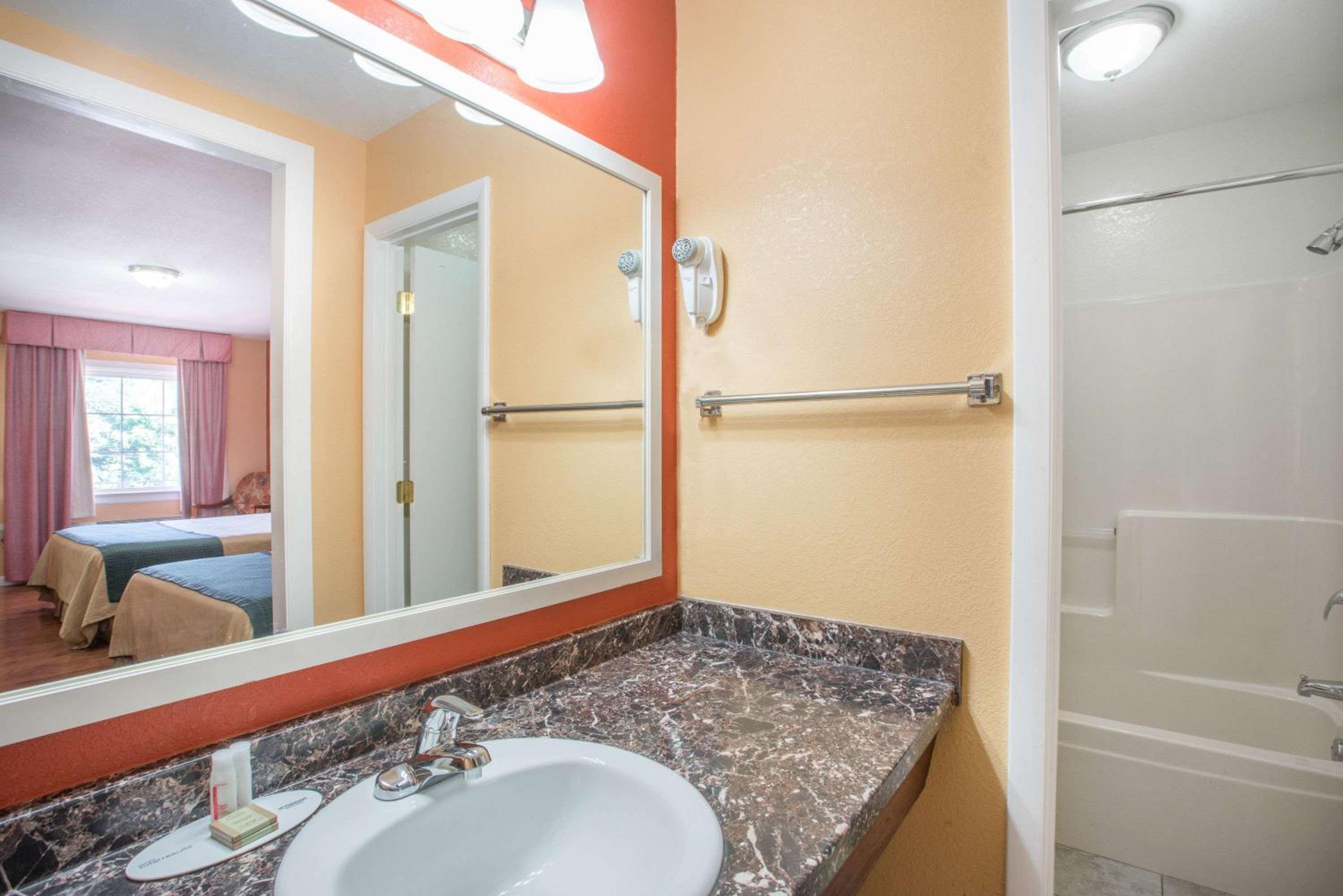 Knoxville Vacations - The Hillside Hotel - Property Image 9