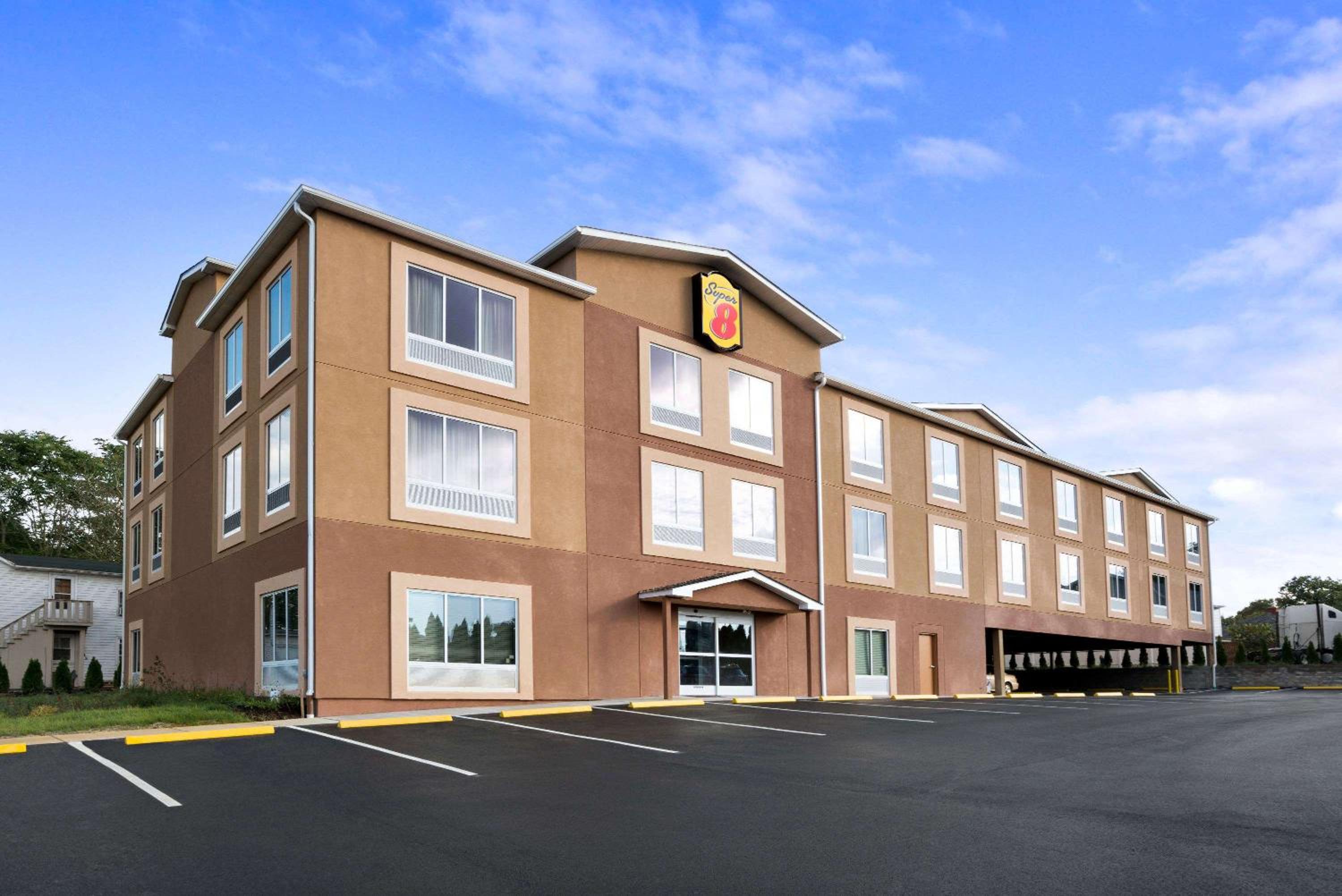 Hotel Super 8 by Wyndham Hershey Chocolate Avenue - Image 1