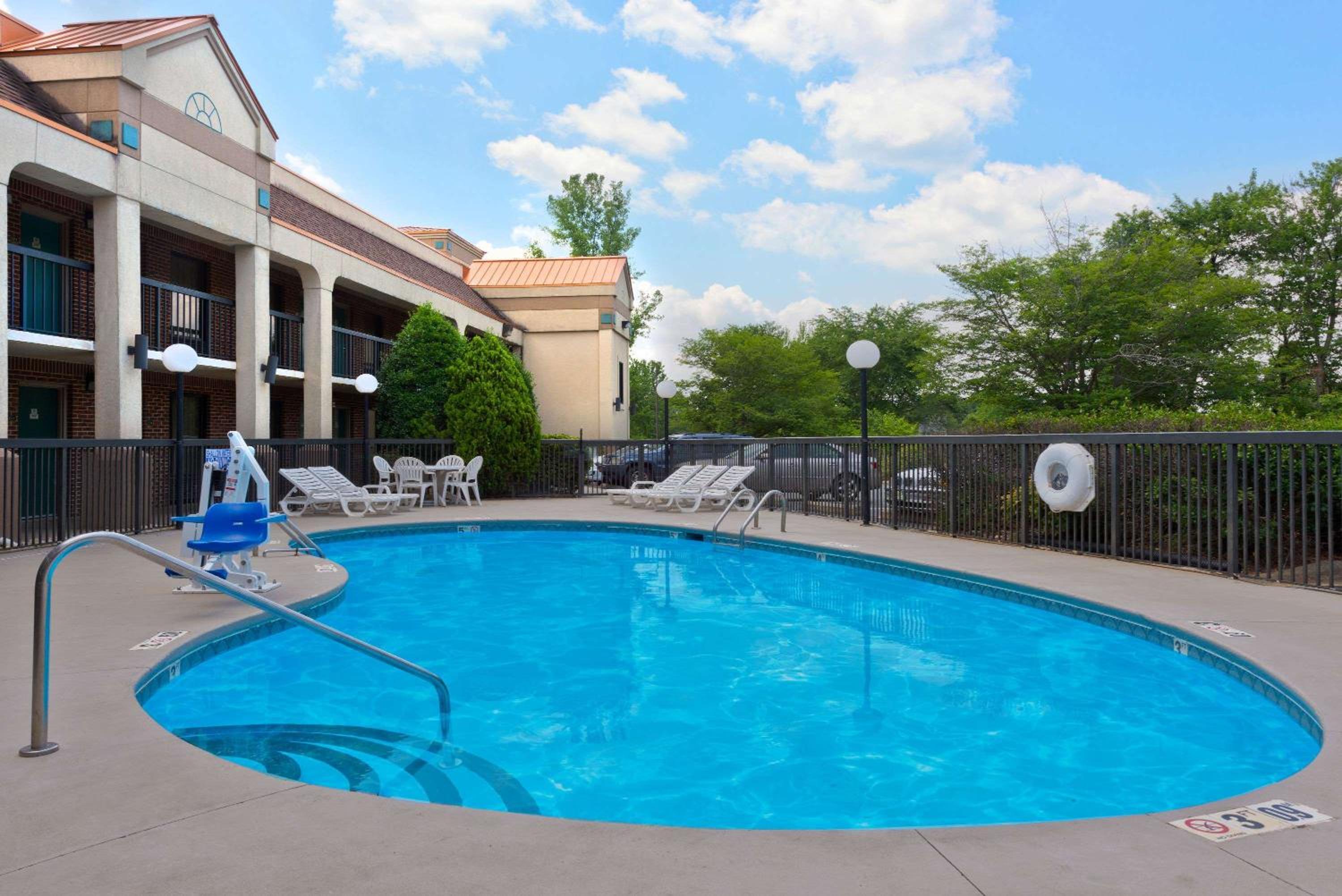 Super 8 by Wyndham Huntersville/Charlotte Area view 5