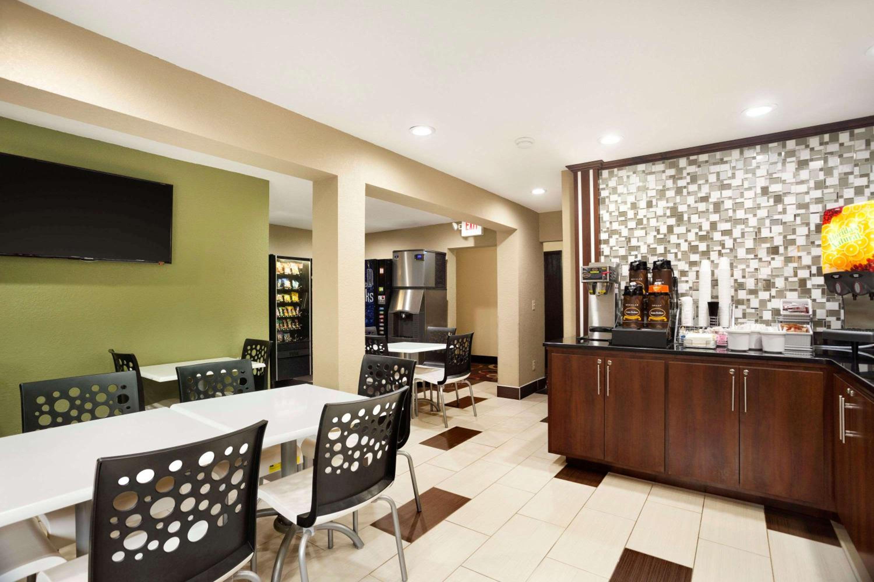 Super 8 by Wyndham Joplin view 5