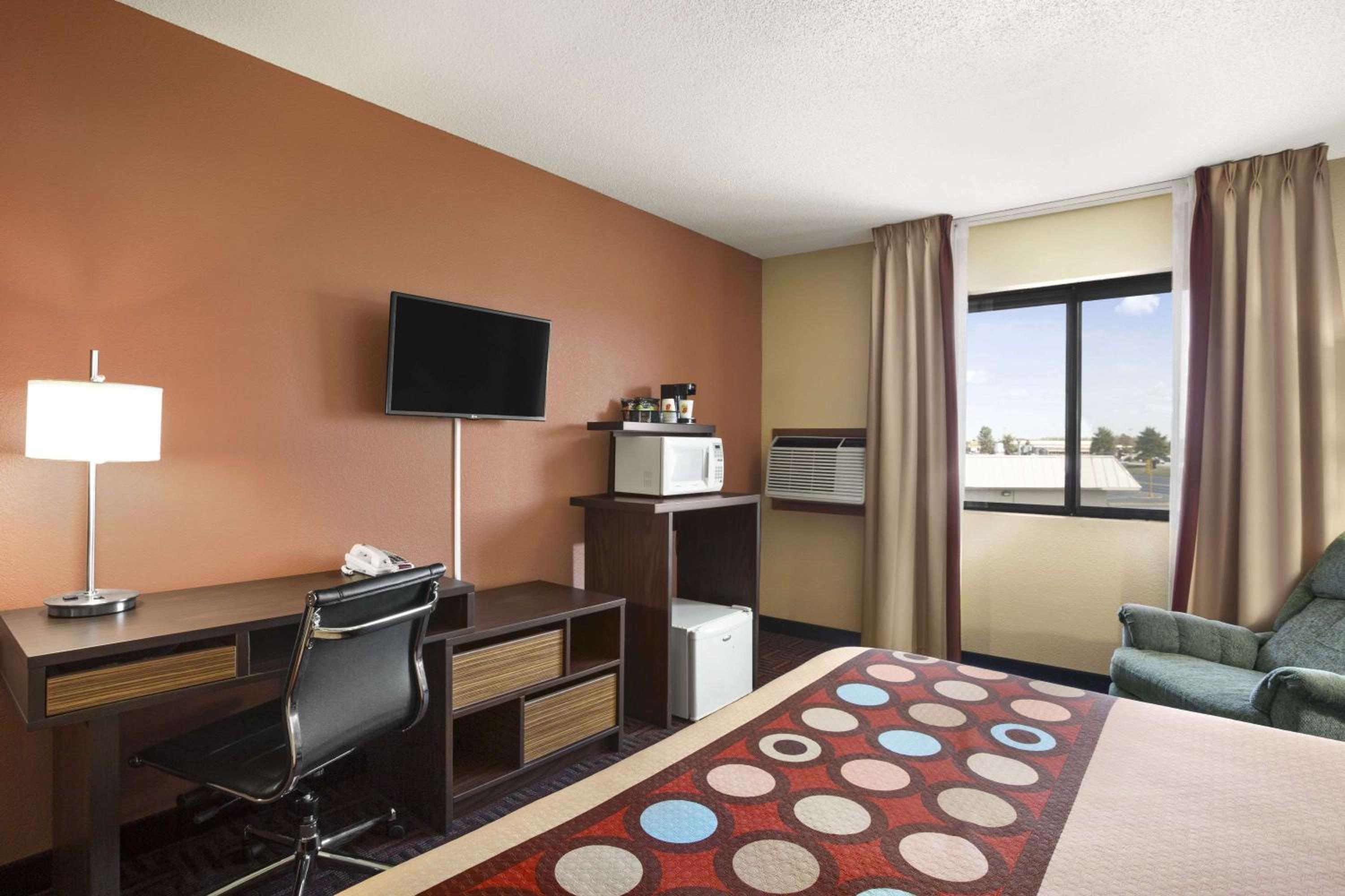 Carbondale Vacations - Super 8 by Wyndham Carbondale - Property Image 9