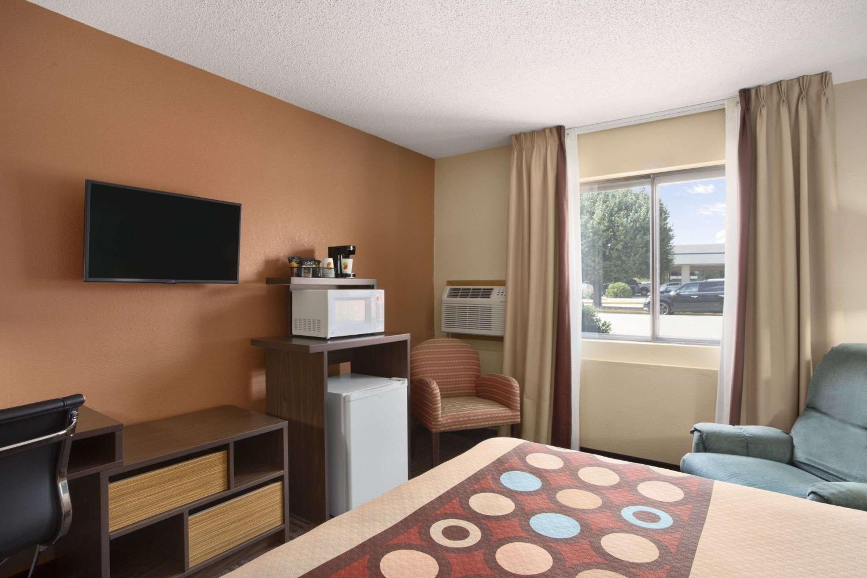 Carbondale Vacations - Super 8 by Wyndham Carbondale - Property Image 17