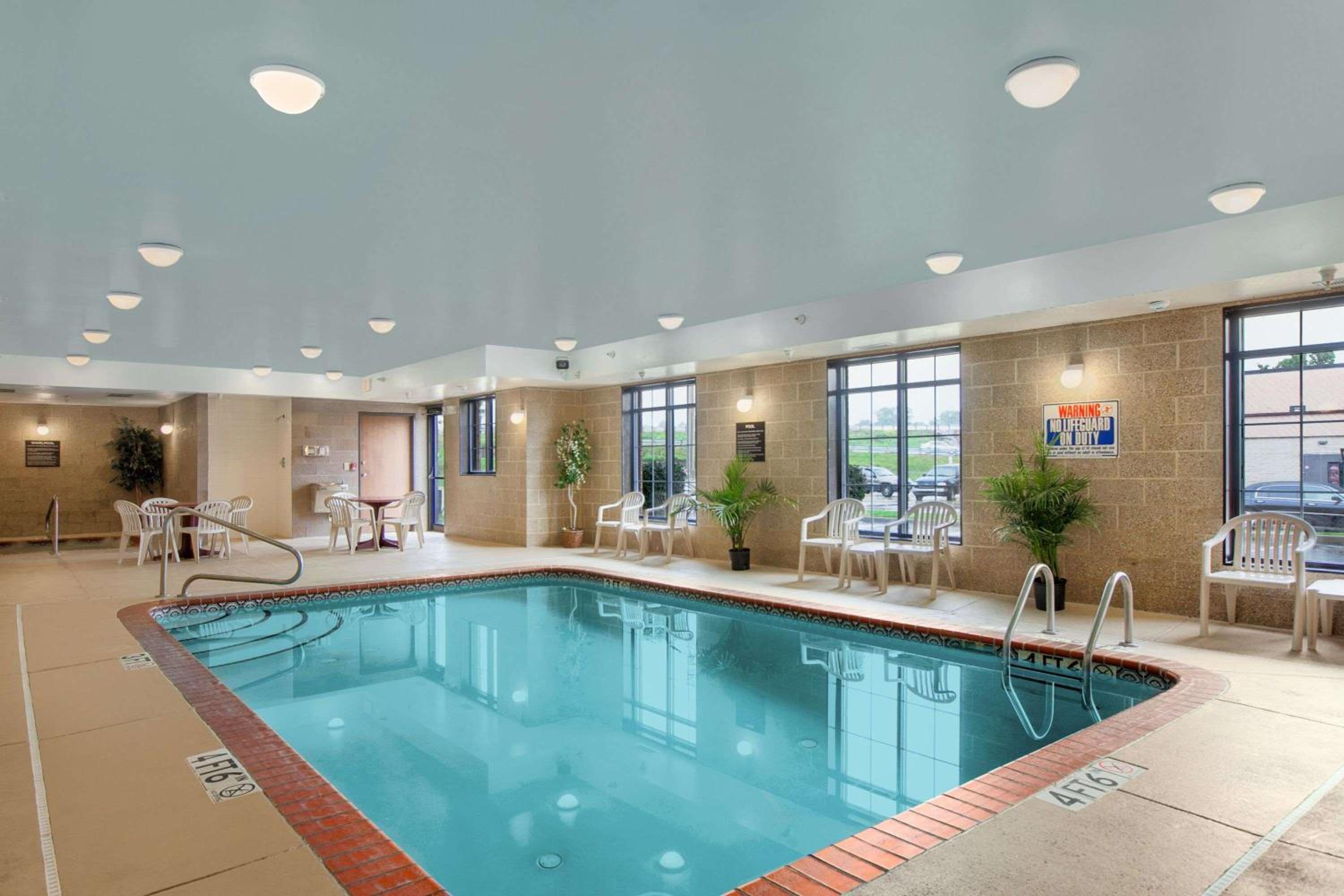 Super 8 by Wyndham Akron S/Green/Uniontown OH view 3