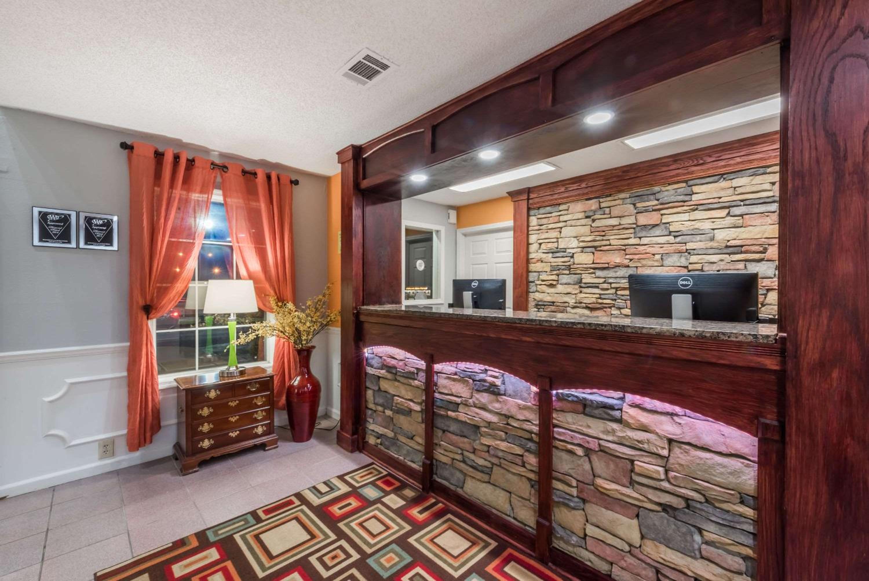 Super 8 by Wyndham Alexander City - Property Image 6