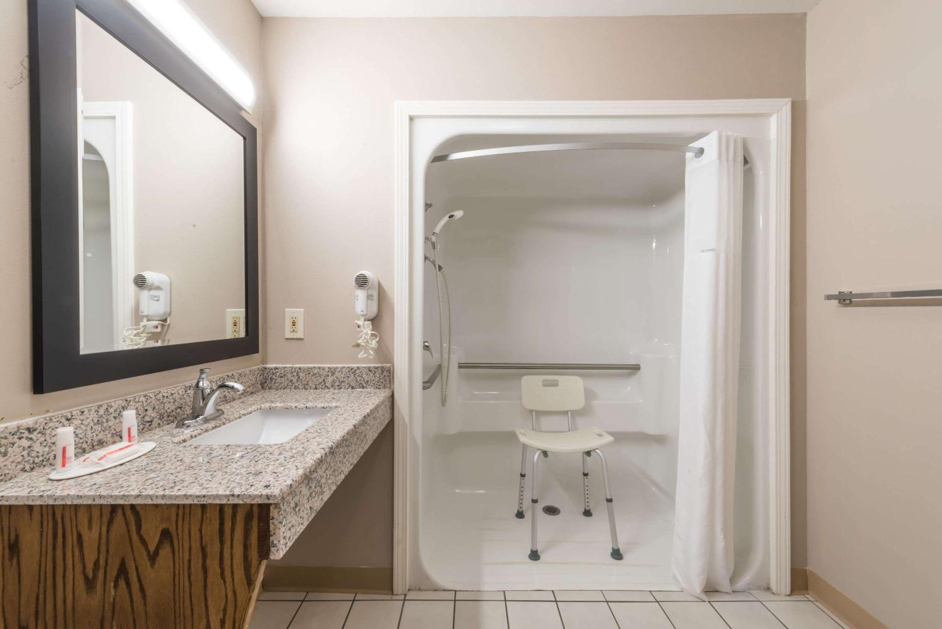 Super 8 by Wyndham Alexander City - Property Image 18