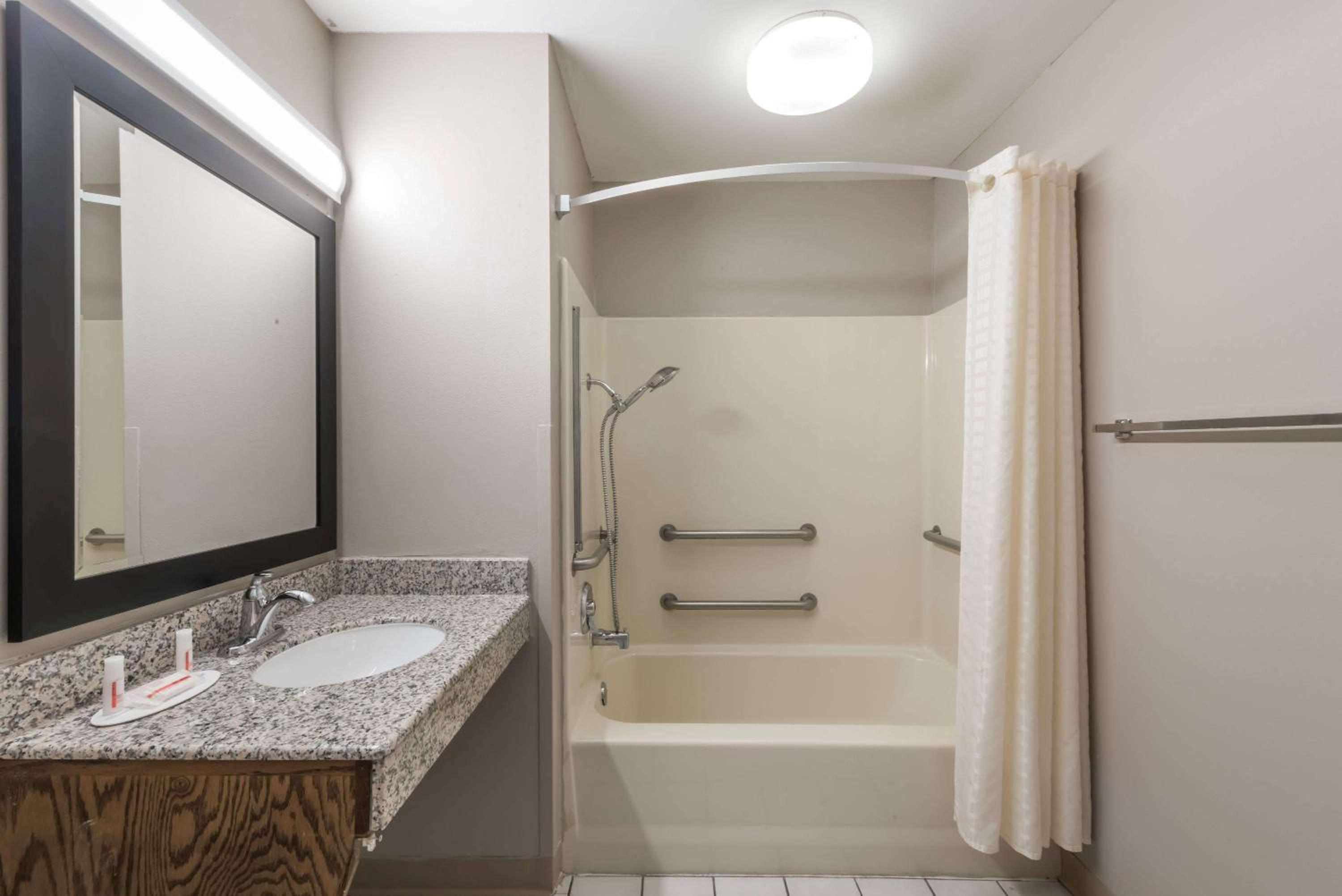 Super 8 by Wyndham Alexander City - Property Image 14