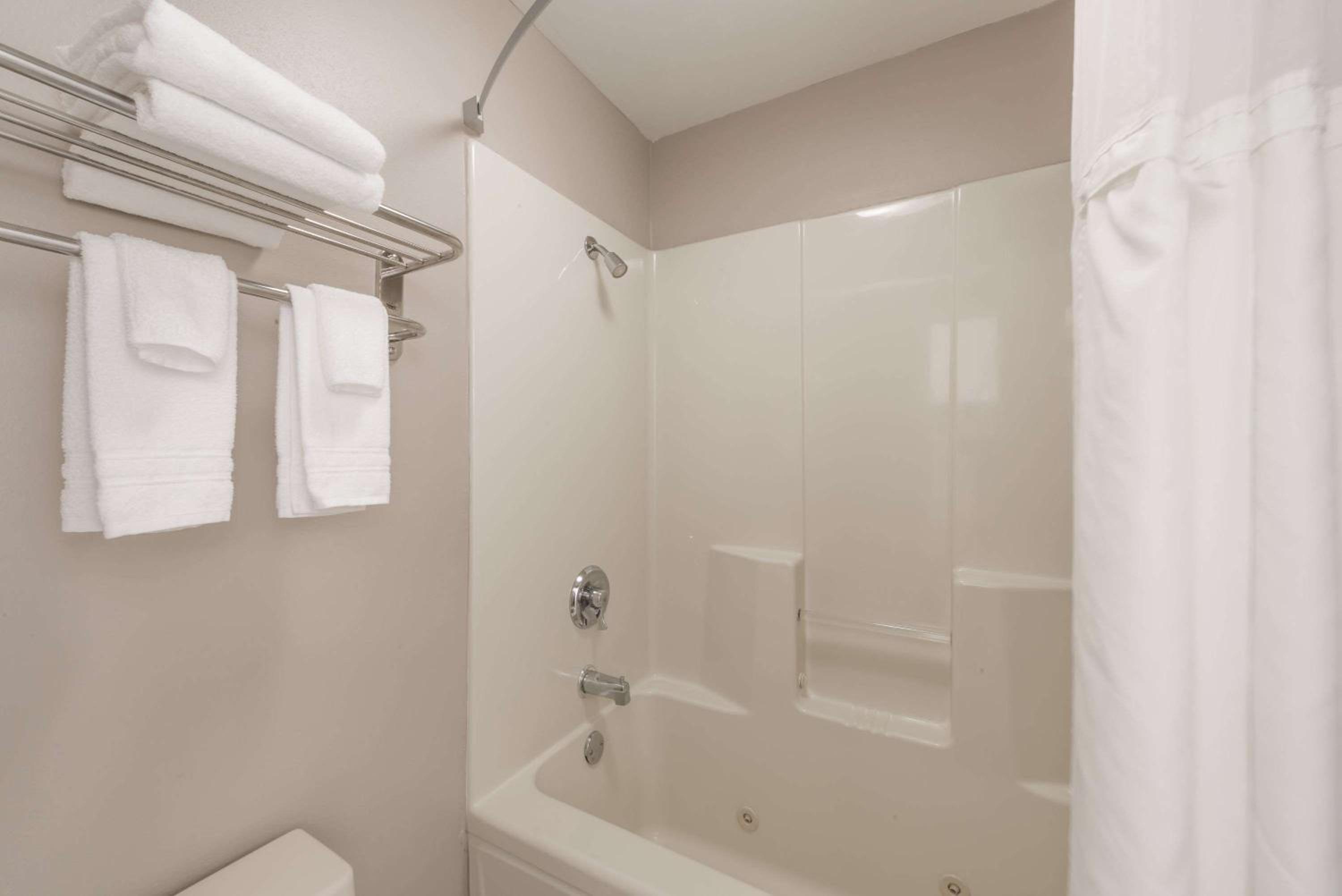 Super 8 by Wyndham Alexander City - Property Image 9
