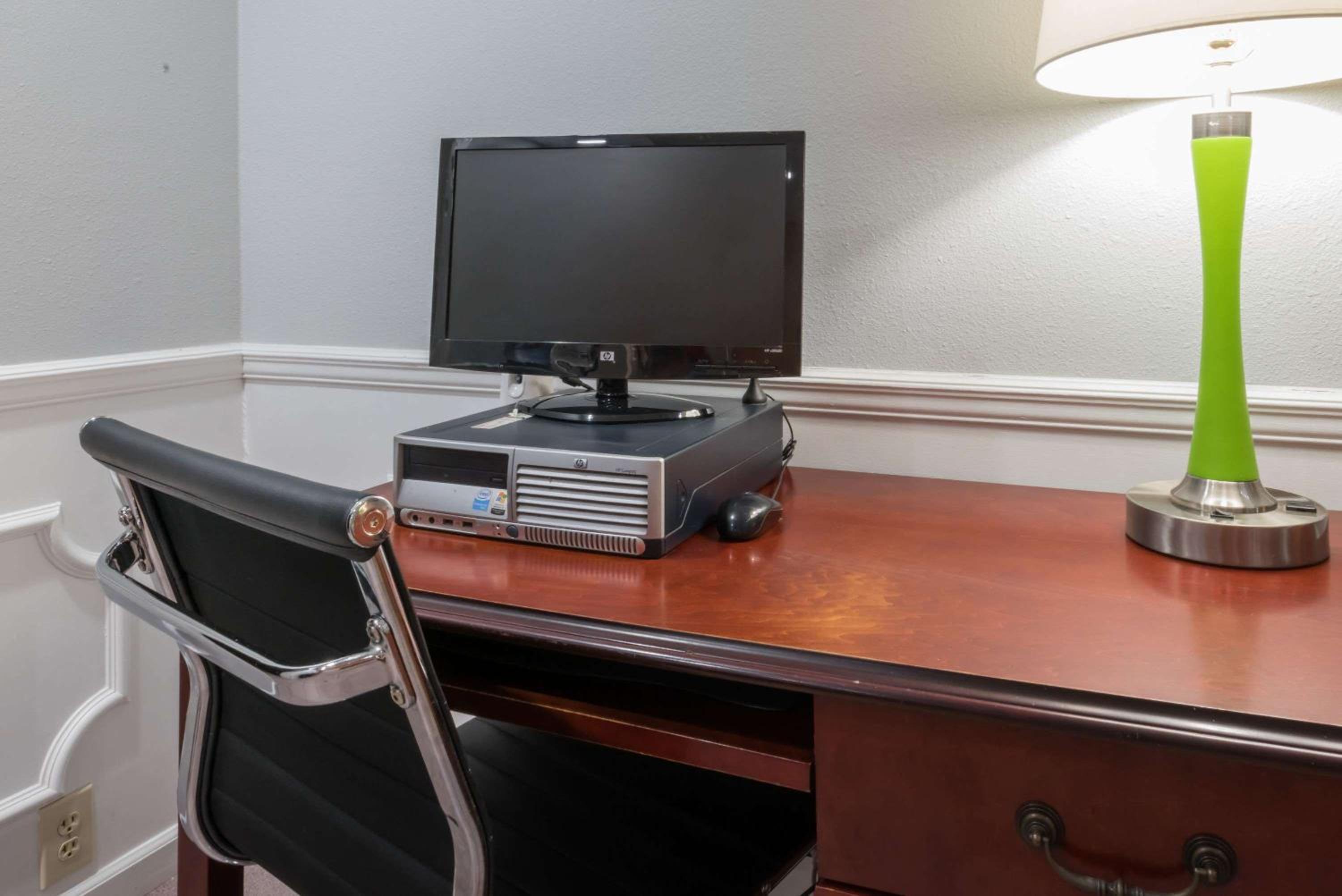 Super 8 by Wyndham Alexander City - Property Image 20