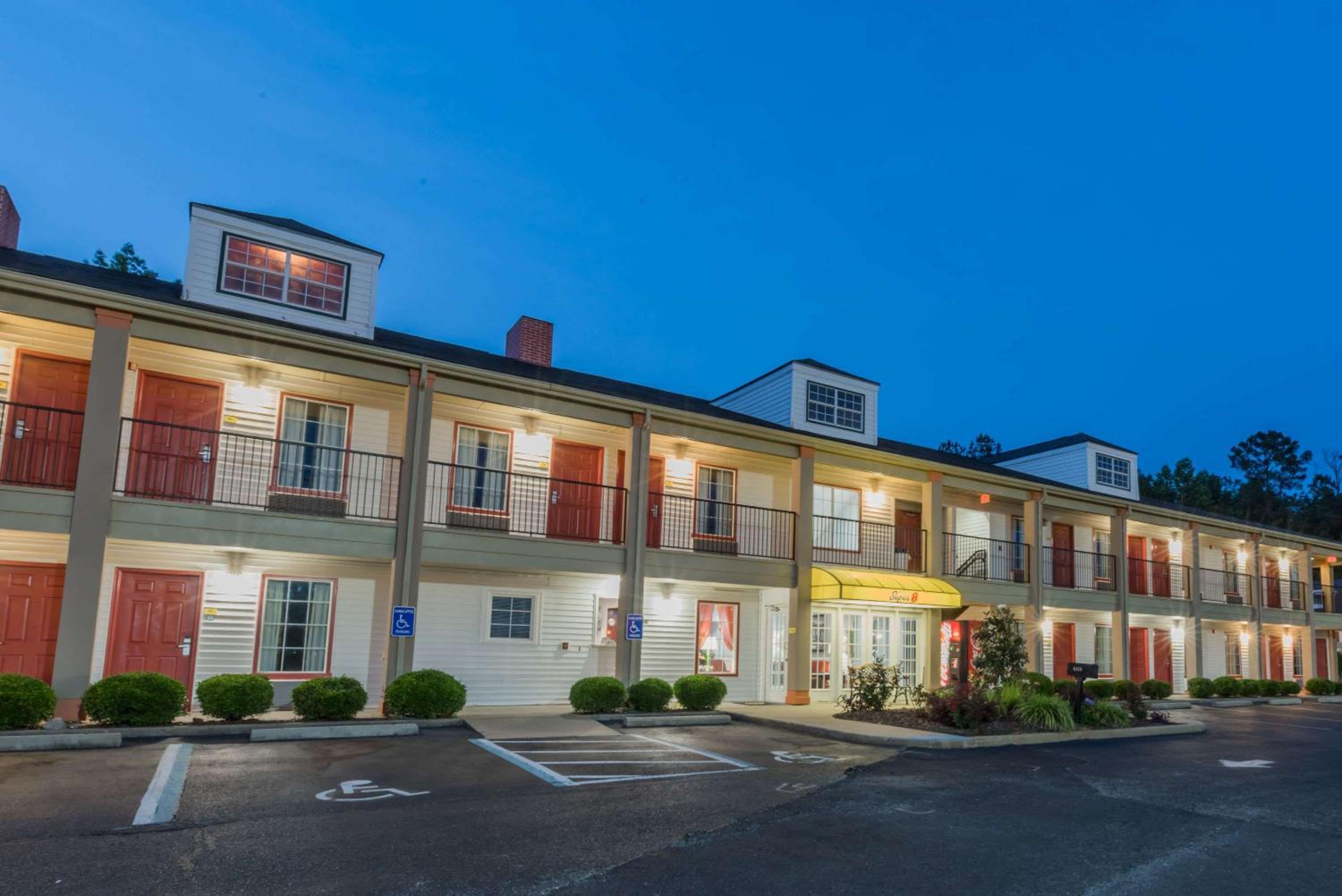 Super 8 by Wyndham Alexander City - Property Image 3