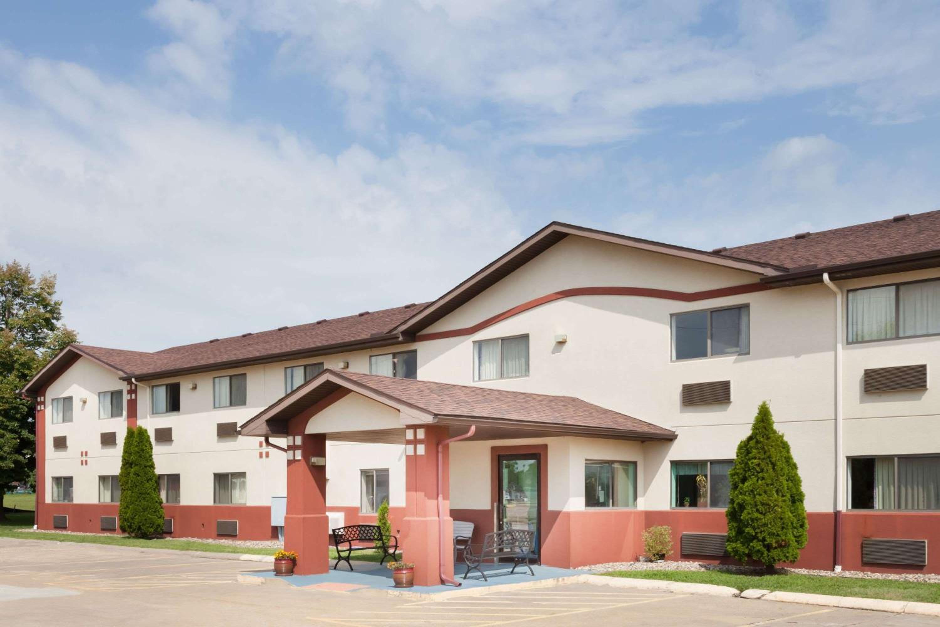 Peoria Vacations - Super 8 by Wyndham Washington/Peoria Area - Property Image 1