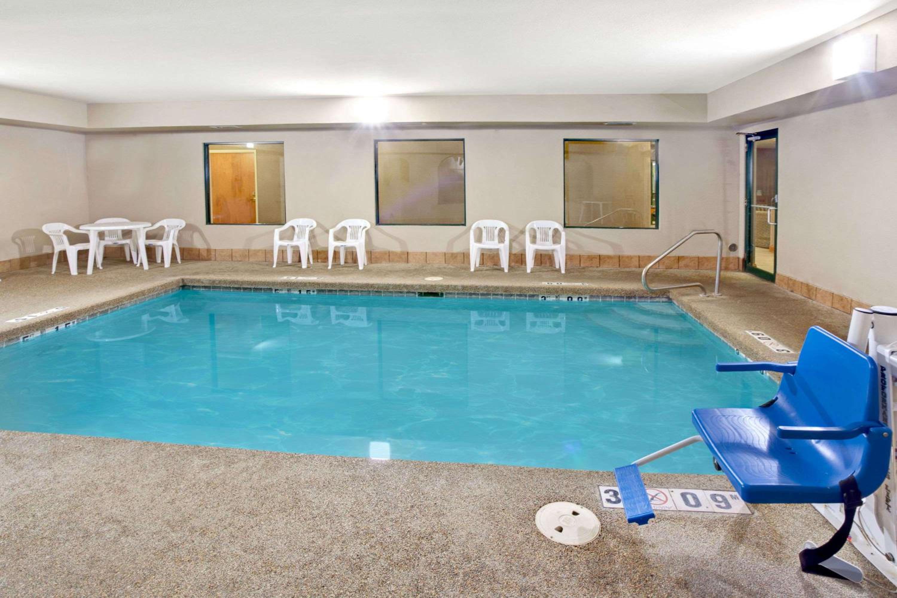 Super 8 by Wyndham South Bend view 3