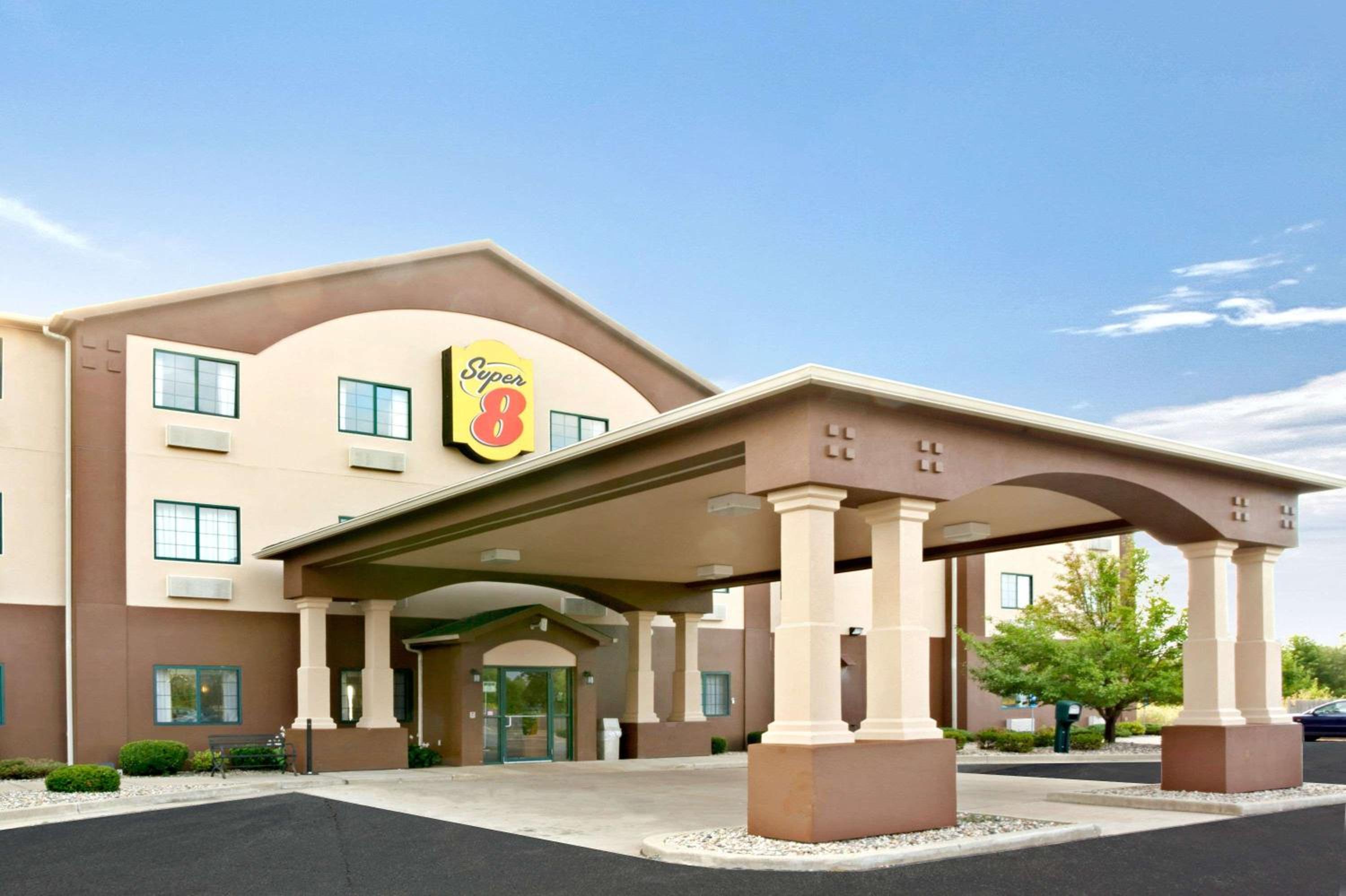 Super 8 by Wyndham South Bend view 2