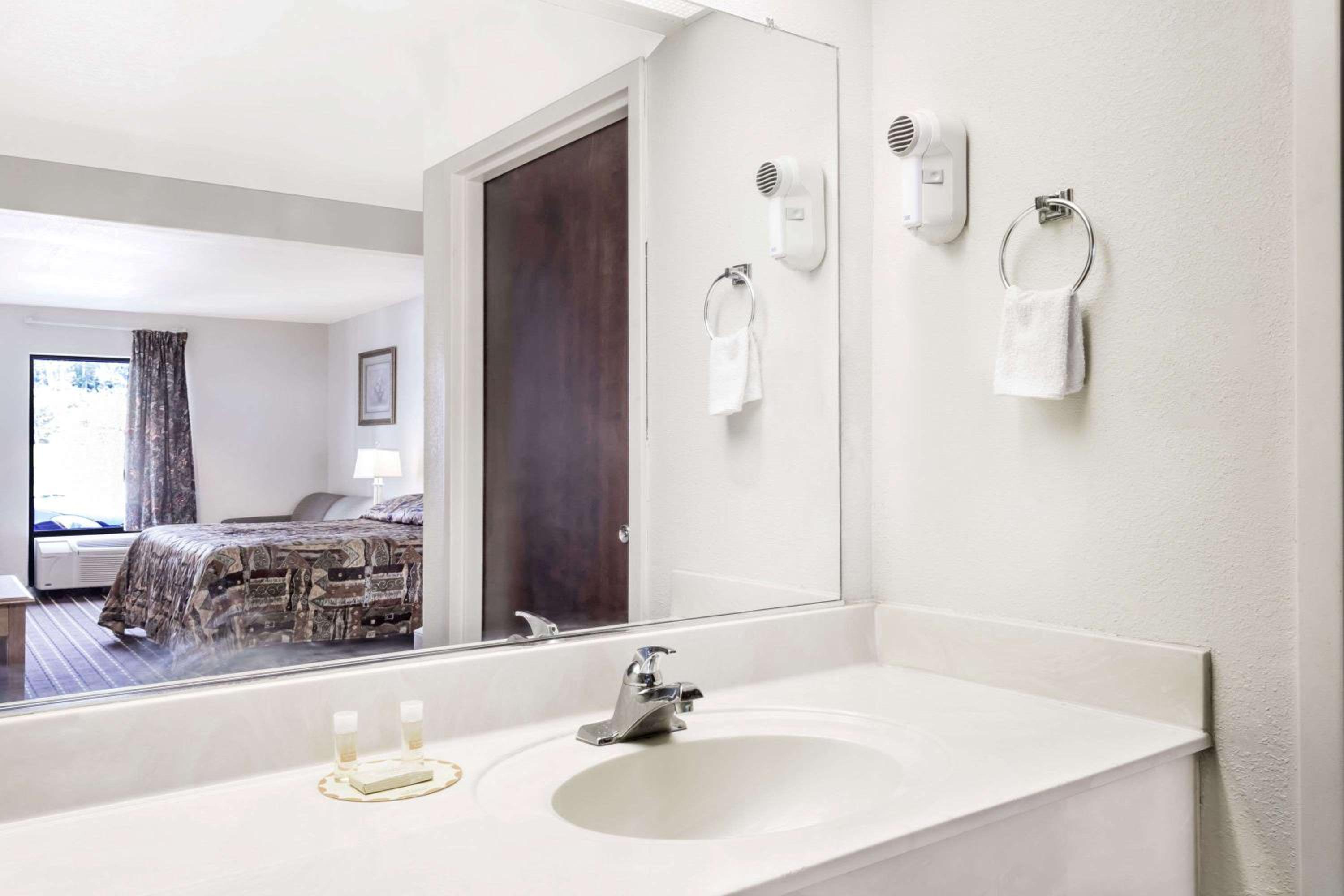 Brentwood Inn & Suites view 5