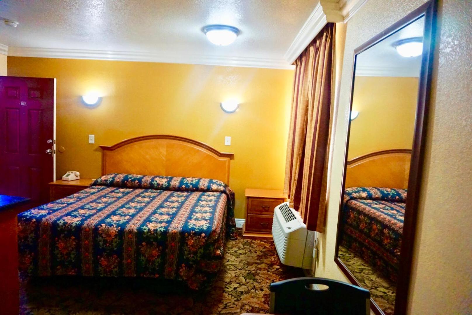 Satellite Motel, Los Angeles - LAX view 5