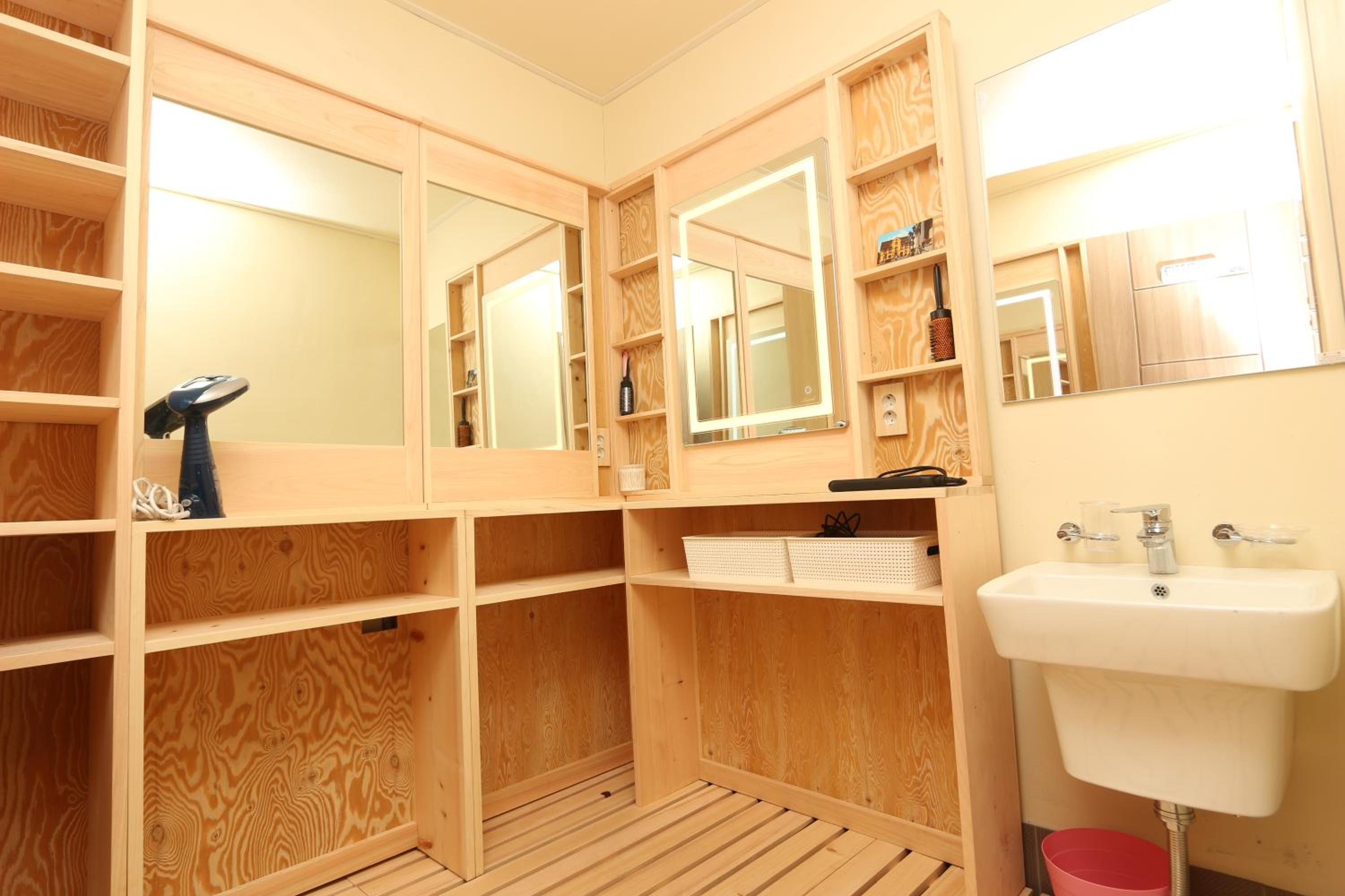 Midtown Hostel 21