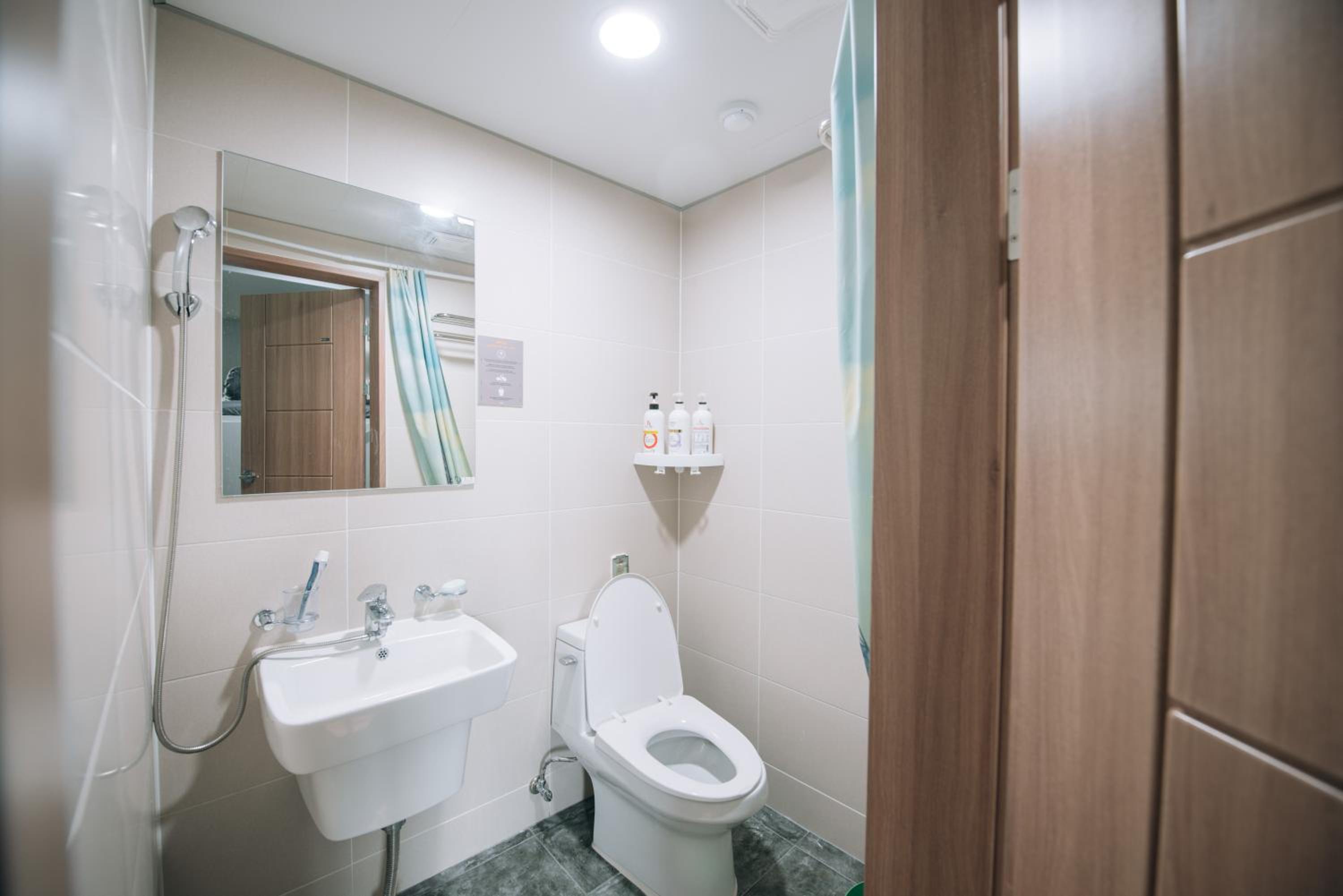 Midtown Hostel 105