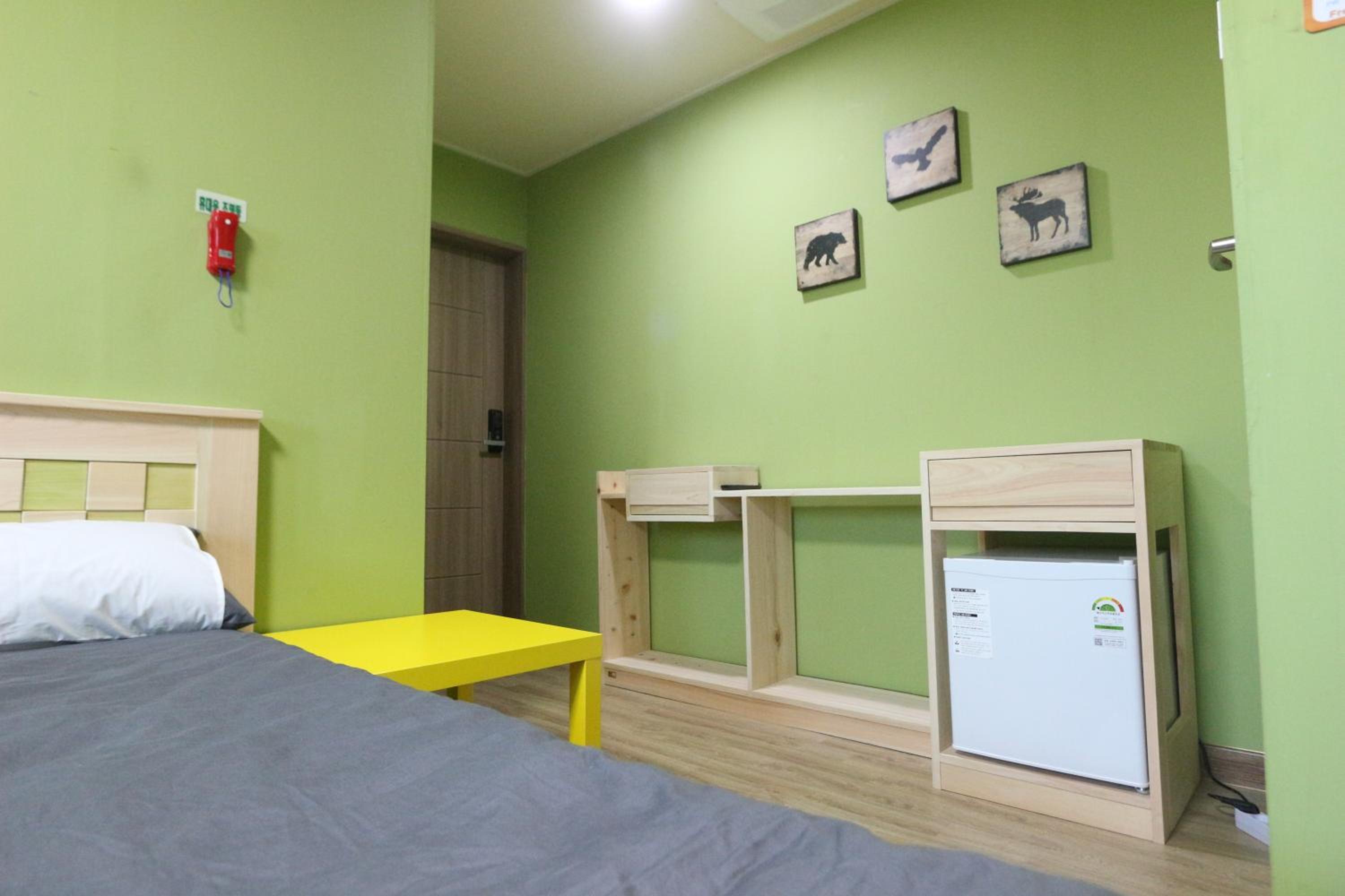 Midtown Hostel 102