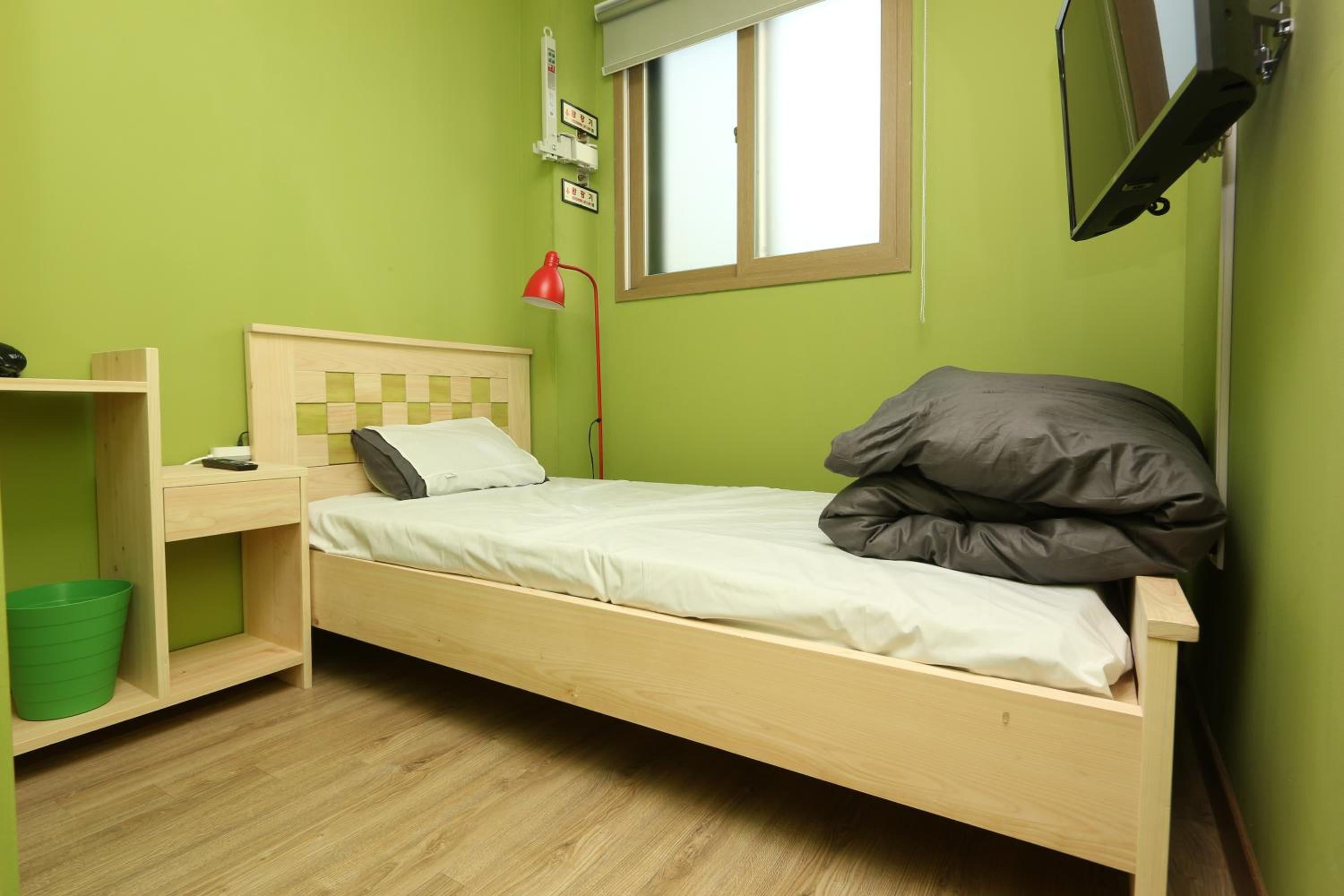 Midtown Hostel 166
