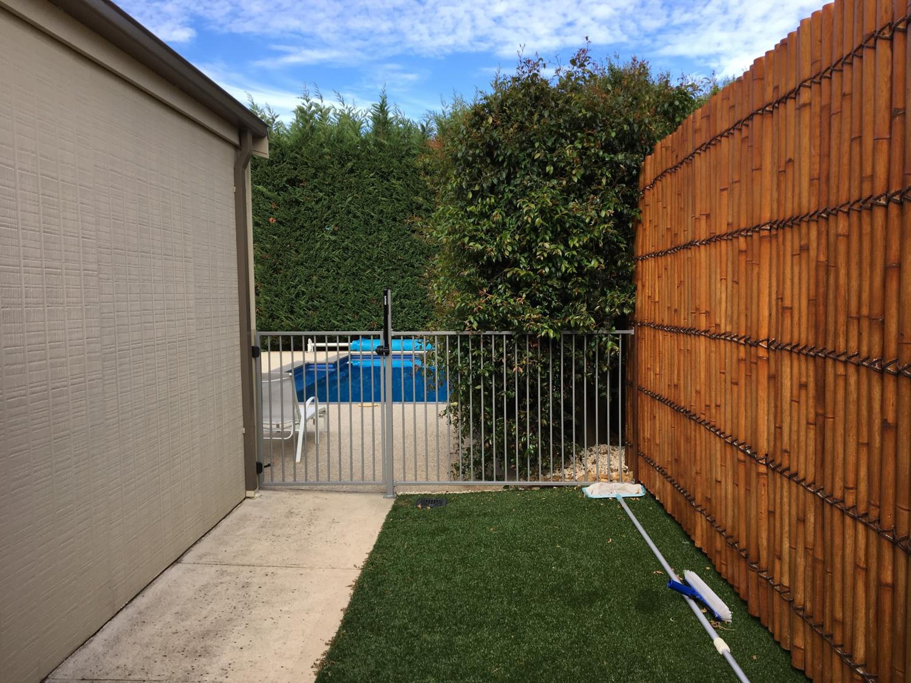 Grand Escape McKenzie - solar heated Pool WiFi, Netflix 5 bdrm 4bthrm, free 8kW EV chging